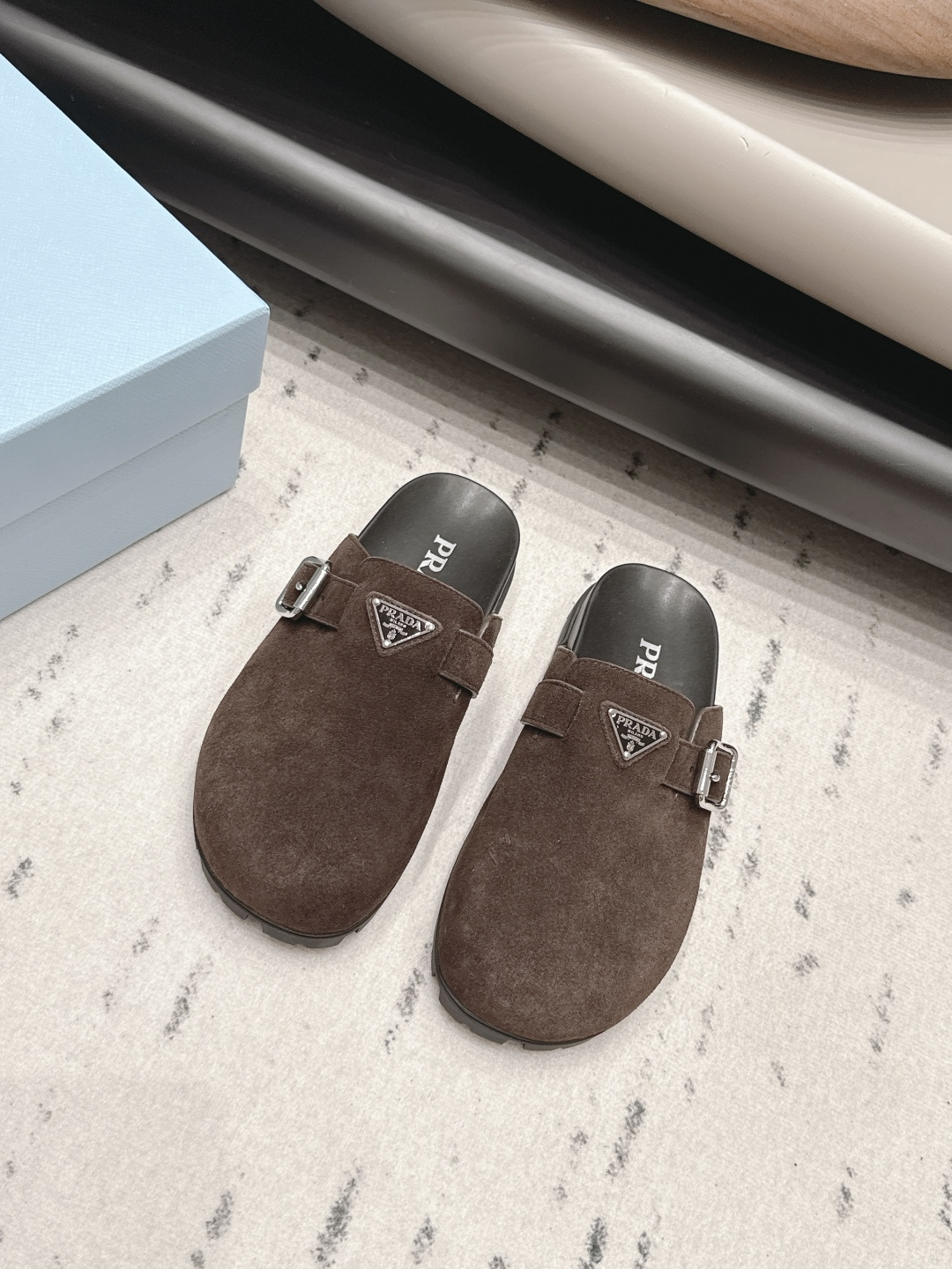 NO:904628,: Couple's 'Exclusive top version' PRAD-A Pra*da 2026 vs new casual shoe series... [Couple's round-toe casual half-flop] Original 1:1 customization, this year's most fashionable British-style retro casual shoes with color matching straps, many internet celebrities have worn them, this shoe, cowhide color matching, injection molded letter luogo technology, very popular this year, can be worn for both leisure and sports... Fabric: Original customized cowhide Lining: Original customized sheepskin Feet:  Original molded TPU molded outsole: Original molded TPU molded sole Size: 35-44 (40 for women and 45 for men. Customization is non-returnable) Packaging: Original full set of packaging Color: Official website updated simultaneously, half drag, prada, prada, cowhide, sheepskin19860909: 情侣《独家顶级版本》  PRAD-A普拉*达2026vs新款休闲鞋系列……【情侣圆头休闲半拖】 原版1:1定制,今年最潮的拼色绑带英伦风复古休闲鞋,众多网红上脚,这款鞋,牛皮拼色,注塑字母luogo工艺,今年非常爆,穿上休闲运动两不失误…… 面料: 原版定制牛猄 内里: 原版定制羊皮 垫脚: 原版开模TPU成型 大底: 原版开模TPU成型底 码数: 35-44（女40.男45.定制不退换） 包装:原版全套包装 颜色:官网同步更新,半拖,prada,prada,cowhide,sheepskin,Women's Shoes