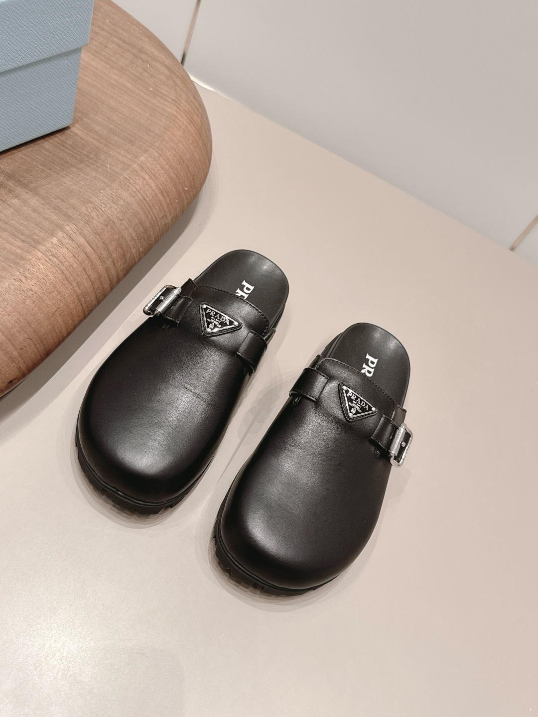 NO:904634,: Couple 'Exclusive top version' PRAD-A Pra*da 2026 vs new casual shoe series... [Couple's round-toe casual half-drag] Original 1:1 customization, this year's most fashionable color-blocking strap British-style retro casual shoes, many Internet celebrities are on the feet, this shoe, cowhide color-blocking, injection molded letter luogo technology, very popular this year, can be worn for leisure and sports... Fabric: Original customized cowhide Lining: Original customized sheepskin Foot pads: Original open-molded TPU molding  Outsole: Original open-molded TPU molded sole Size: 35-44 (40 for women and 45 for men. Customization is not returnable) Packaging: Original full set of packaging Color: Official website updated simultaneously, semi-trailer, prada, prada, cowhide, sheepskin19860909: 情侣《独家顶级版本》  PRAD-A普拉*达2026vs新款休闲鞋系列……【情侣圆头休闲半拖】 原版1:1定制,今年最潮的拼色绑带英伦风复古休闲鞋,众多网红上脚,这款鞋,牛皮拼色,注塑字母luogo工艺,今年非常爆,穿上休闲运动两不失误…… 面料: 原版定制牛皮 内里: 原版定制羊皮 垫脚: 原版开模TPU成型 大底: 原版开模TPU成型底 码数: 35-44（女40.男45.定制不退换） 包装:原版全套包装 颜色:官网同步更新,半拖,prada,prada,cowhide,sheepskin,Women's Shoes