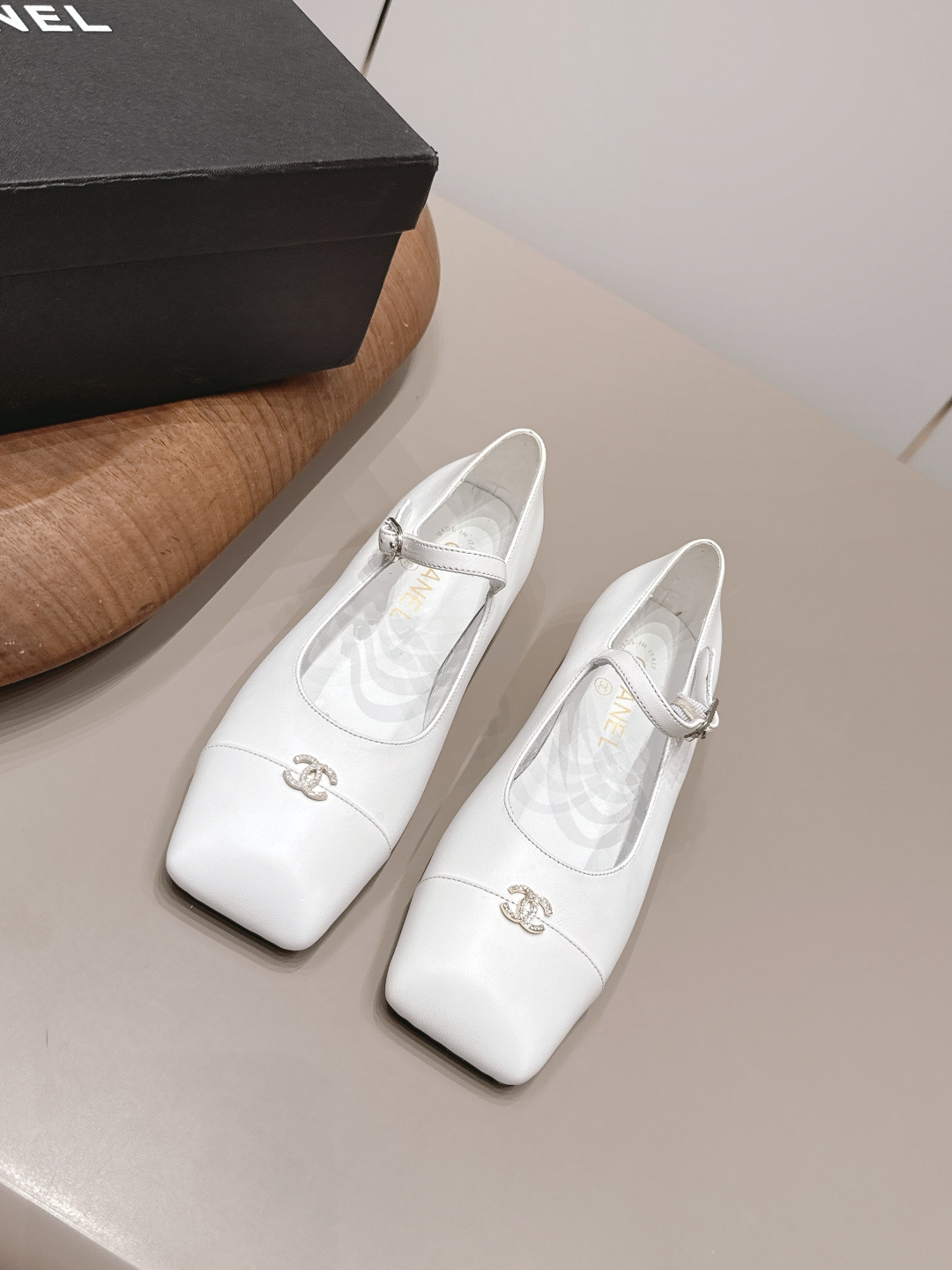 NO:904614,: 'Exclusive top version' CHANE* Xiaoxiang 26 vs the latest fashion shoe series in the early autumn counter... [Square-toe horizontal strap shoes] Ms. Chanel loves simplicity and irresistibility. The combination shows a unique dressing style, free mix and match to shine in place and follow the fashionable pace of Grandma Xiang!  !  !  The top-notch craftsmanship and texture are perfectly presented. No matter any details, you can compare them with the counters. You can enter and exit the counters at will with the best quality goods!  !  Fabric: Original customized/sheepskin Lining: Original customized sheepskin Foot pads: Original customized sheepskin Outsole: Original customized leather sole Heel height: 2.5cm Size: 35-39 (40.41.42. Customization is non-refundable) Packaging: Original full set of packaging Color: Official website updated simultaneously, single shoes, chanel, chanel, sheepskin19860909: 《独家顶级版本》 CHANE*小香26vs早秋专柜最新时装单鞋系列……【方头横带单鞋】 香奈儿女士钟爱简约又难以抗拒系 搭配展现与众不同的穿搭风格、自由混搭闪耀到位跟紧香奶奶时尚步伐！！！ 顶级工艺质感完美呈现,无论任何细节均可对比专柜,最好级别的顶级货,随意进出专柜！！ 面料: 原版定制/羊皮 内里: 原版定制羊皮 垫脚: 原版定制羊皮 大底: 原版定制真皮底 跟高: 2.5cm 码数: 35-39（40.41.42.定制不退换） 包装: 原版全套包装 颜色:官网同步更新,单鞋,chanel,chanel,sheepskin,Women's Shoes