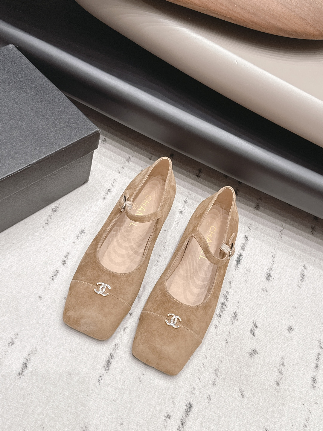 NO:904623,: 'Exclusive top version' CHANE* Xiaoxiang 26 vs the latest fashion shoe series in the early autumn counter... [Square-toe horizontal strap shoes] Ms. Chanel loves simplicity and irresistibility. The combination shows a unique dressing style, free mix and match to shine in place and follow the fashionable pace of Grandma Xiang!  !  !  The top-notch craftsmanship and texture are perfectly presented. No matter any details, you can compare them with the counters. You can enter and exit the counters at will with the best quality goods!  !  Fabric: Original customized/cashmere Lining: Original customized sheepskin Foot pads: Original customized sheepskin Outsole: Original customized leather sole Heel height: 2.5cm Size: 35-39 (40.41.42. Customization is non-returnable) Packaging: Original full set of packaging Color: Official website updated simultaneously, single shoes, chanel, chanel, sheepskin19860909: 《独家顶级版本》 CHANE*小香26vs早秋专柜最新时装单鞋系列……【方头横带单鞋】 香奈儿女士钟爱简约又难以抗拒系 搭配展现与众不同的穿搭风格、自由混搭闪耀到位跟紧香奶奶时尚步伐！！！ 顶级工艺质感完美呈现,无论任何细节均可对比专柜,最好级别的顶级货,随意进出专柜！！ 面料: 原版定制/羊绒 内里: 原版定制羊皮 垫脚: 原版定制羊皮 大底: 原版定制真皮底 跟高: 2.5cm 码数: 35-39（40.41.42.定制不退换） 包装: 原版全套包装 颜色:官网同步更新,单鞋,chanel,chanel,sheepskin,Women's Shoes
