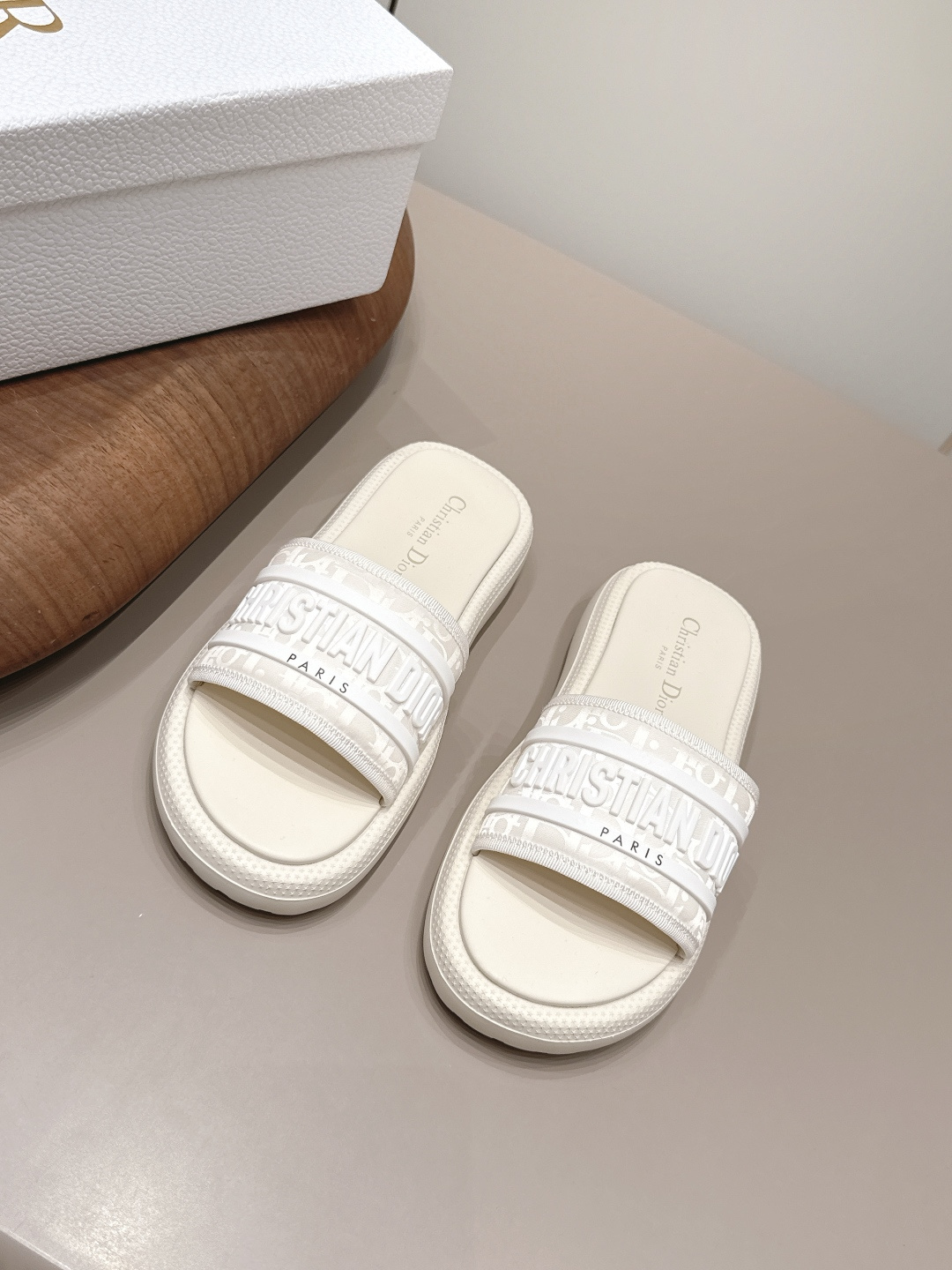 NO:904599,: 'Exclusive top version' Dior 26vs hot spring and summer sandals series... [Round-toe thick-soled sandals] Simple and super versatile. Perfect and luxurious on the feet, can be matched with any spring and summer clothes. The foot feels even more comfortable!  The material is a perfect replica of the original. The original disassembly and molding. The fabric is made of original custom jacquard fabric/gluing process. The lining is made of original breathable mesh. The feet are made of original open mold PU foam molding. The outsole is original open mold TPU foam molding. The sole is 3cm. The original full set of packaging. The number of yards is 35-39 (40.41.42. Customization is non-refundable). Color: official website updated simultaneously, slippers, dior, dior, sandals, slippers.19860909: 《独家顶级版本》  Dior 迪奥 26vs春夏爆款凉鞋系列……【圆头厚底凉拖】 简约超级百搭. 上脚完美奢华可任意搭配春夏服饰. 脚感更是舒适！材质原版完美复刻. 原版拆解开模. 面料原版定制提花布料/压胶工艺 内里原版定制透气网布 垫脚原版开模PU发泡成型 大底原版开模TPU发泡成型底 底高3cm 包装原版全套包装 码数35-39（40.41.42.定制不退换） 颜色:官网同步更新,拖鞋,dior,dior,sandals,slippers,Women's Shoes