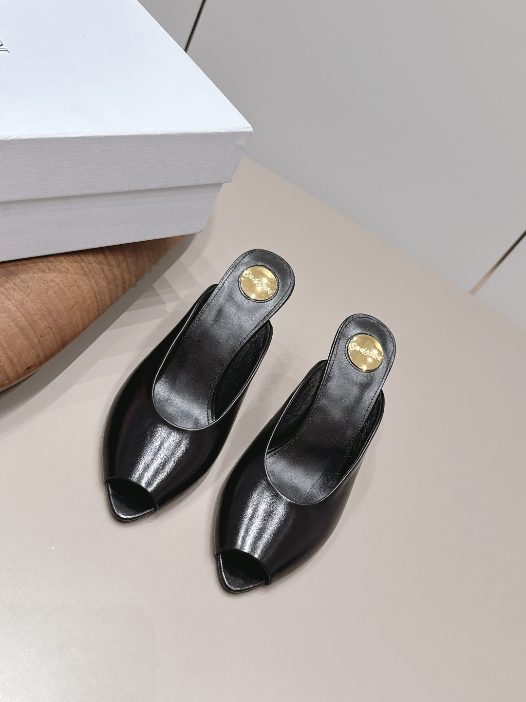 NO:904576,: Leather cover 'Exclusive top version' SAIN*T LAUREN*T Saint Laurent*lan 2026/vs early autumn new fashion sandals series!  [Pointed fish mouth high-heeled sandals] This pair of high-heeled sandals is definitely a dark horse player. It is very good-looking and is popular among Internet celebrity bloggers. It makes the hearts of goddesses especially this square-toe series. It is simply intoxicating. It is super beautiful~ It is super bright in any light. It is really sparkling and attractive. I fall in love with the toe. It adopts the original one-to-one customized round toe, showing the golden code of the Yves Saint Laurent brand. Go material. Original custom-made fabric/sheepskin. Original custom-made sheepskin lining.  Original customized sheepskin for foot pads Original customized genuine leather outsole Heel height 8cm Size 35-39 (customized for 40) Original full set of packaging Color official website updated simultaneously, high heels and slippers, saint laurent, saint laurent, sandals, high heels, slippers, sheepskin, Leather soles19860909: 皮面《独家顶级版本》 SAIN*T LAUREN*T圣罗*兰2026/vs早秋新品时装凉鞋系列！【尖头鱼嘴高跟凉鞋】  这双高跟凉拖绝对是黑马选手 颜值超高 网红博主火爆追捧 特让女神们心动 特别是这种方头系列 简直是中毒的节奏 超美～ 随便一个光线都超级亮眼 真是闪闪惹人爱上鞋头采用原版一比一定制圆头,展现出圣罗兰品牌的金典  Go 材质 面料原版定制/羊皮 内里原版定制羊皮 垫脚原版定制羊皮 鞋底原版定制真皮大底 跟高8cm 码数35-39（40定制） 包装原版全套包装 颜色官网同步更新,高跟鞋拖鞋,saint laurent,saint laurent,sandals,high heels,slippers,sheepskin,Leather soles,Women's Shoes