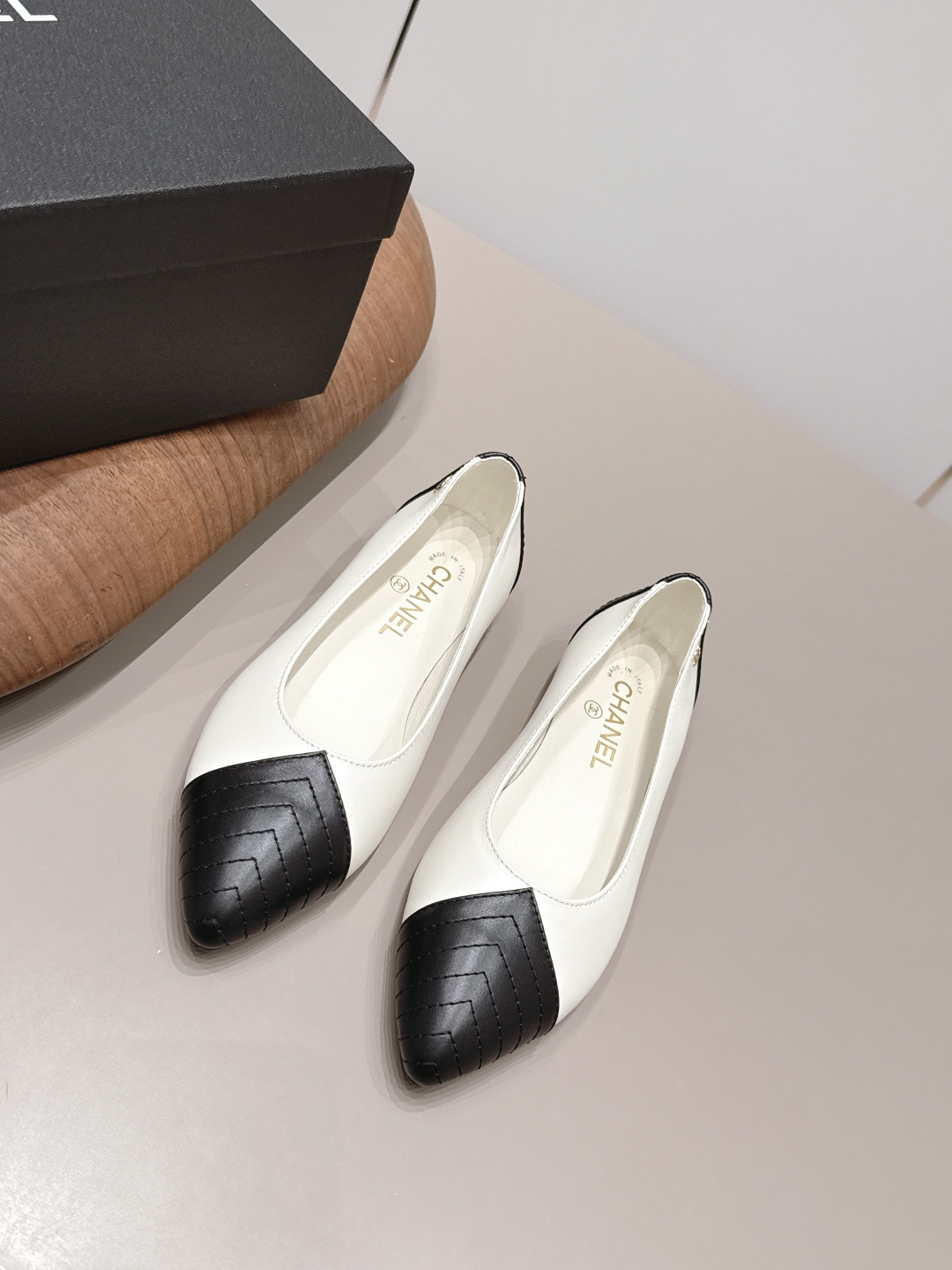NO:904575,: 'Exclusive top version' CHANE* Xiaoxiang 26 vs the latest fashion shoe series in the early autumn counter... [Pointed flat shoes] Ms. Chanel loves simplicity and irresistibility. The combination shows a unique dressing style, free mix and match to shine in place and follow the fashionable pace of Grandma Tongxiang!  !  !  The top-notch craftsmanship and texture are perfectly presented. No matter any details, you can compare them with the counters. You can enter and exit the counters at will with the best quality goods!  !  Fabric: Original customized/sheepskin/color matching Lining: Original customized sheepskin Foot pads: Original customized sheepskin Outsole: Original customized leather sole Heel height: 1.5cm Size: 35-39 (40.41. Customization is non-refundable) Packaging: Original full set of packaging Color: Official website updated simultaneously, single shoes, chanel, chanel, sheepskin19860909: 《独家顶级版本》 CHANE*小香26vs早秋专柜最新时装单鞋系列……【尖头平底单鞋】 香奈儿女士钟爱简约又难以抗拒系 搭配展现与众不同的穿搭风格、自由混搭闪耀到位跟紧香奶奶时尚步伐！！！ 顶级工艺质感完美呈现,无论任何细节均可对比专柜,最好级别的顶级货,随意进出专柜！！ 面料: 原版定制/羊皮/拼色 内里: 原版定制羊皮 垫脚: 原版定制羊皮 大底: 原版定制真皮底 跟高: 1.5cm 码数: 35-39（40.41.定制不退换） 包装: 原版全套包装 颜色:官网同步更新,单鞋,chanel,chanel,sheepskin,Women's Shoes
