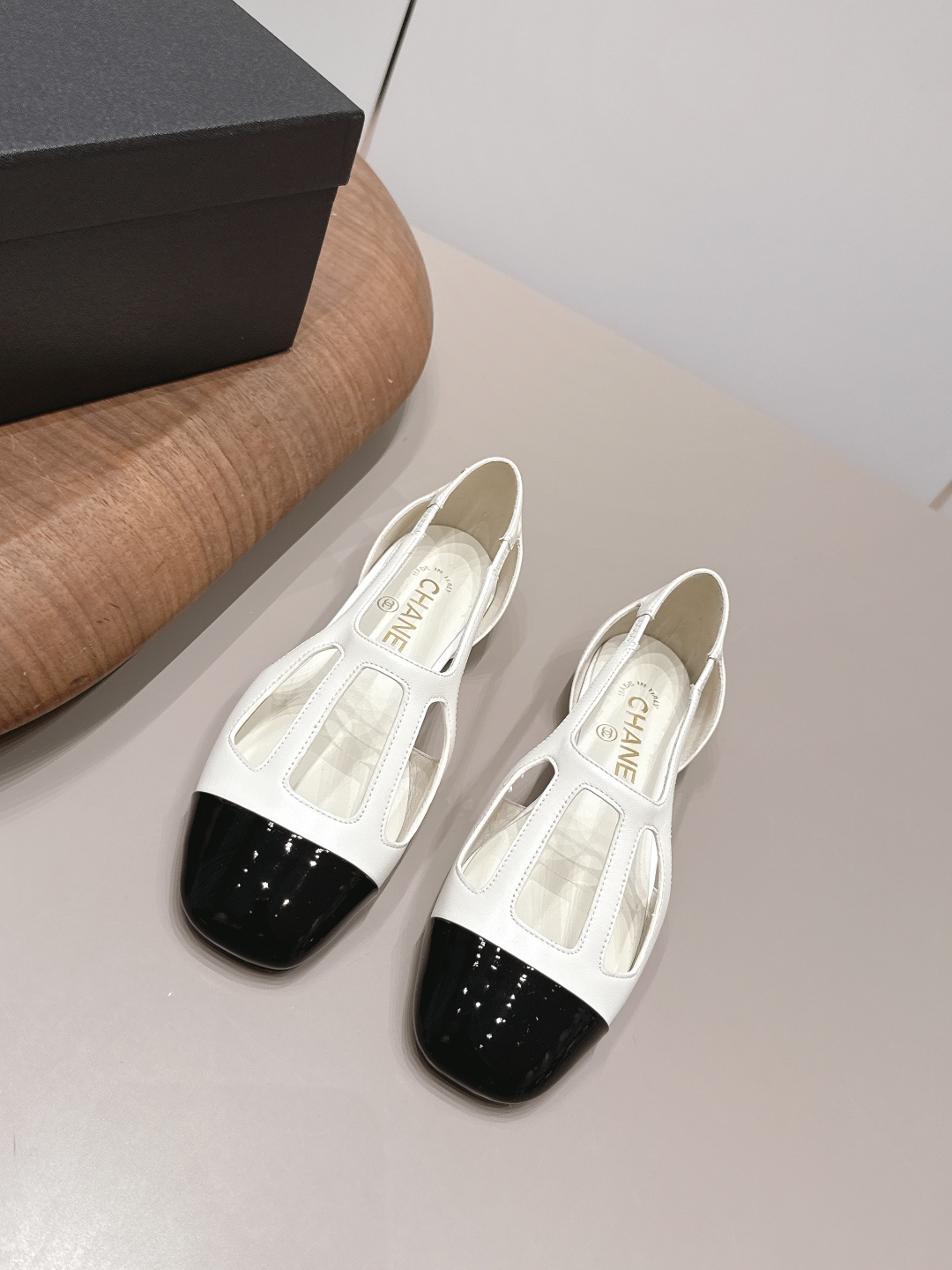 NO:904568,: 'Exclusive top version' CHANE* Xiaoxiang 26 vs the latest fashion shoe series in the early autumn counter... [Round-toe hollow flat shoes] Ms. Chanel loves simple and irresistible styles. The combination shows a unique dressing style, free mix and match to shine in place and follow the fashionable pace of Grandma Tongxiang!  !  !  The top-notch craftsmanship and texture are perfectly presented. No matter any details, you can compare them with the counters. You can enter and exit the counters at will with the best quality goods!  !  Fabric: Original customized/sheepskin/patent leather Lining: Original customized sheepskin Foot pads: Original customized sheepskin Outsole: Original customized leather sole Heel height: 1.0cm Size: 35-39 (40.41. Customization is non-returnable) Packaging: Original full set of packaging Color: Official website updated simultaneously, single shoes, chanel, chanel, sheepskin19860909: 《独家顶级版本》 CHANE*小香26vs早秋专柜最新时装单鞋系列……【圆头中空平底单鞋】 香奈儿女士钟爱简约又难以抗拒系 搭配展现与众不同的穿搭风格、自由混搭闪耀到位跟紧香奶奶时尚步伐！！！ 顶级工艺质感完美呈现,无论任何细节均可对比专柜,最好级别的顶级货,随意进出专柜！！ 面料: 原版定制/羊皮/漆皮 内里: 原版定制羊皮 垫脚: 原版定制羊皮 大底: 原版定制真皮底 跟高: 1.0cm 码数: 35-39（40.41.定制不退换） 包装: 原版全套包装 颜色:官网同步更新,单鞋,chanel,chanel,sheepskin,Women's Shoes