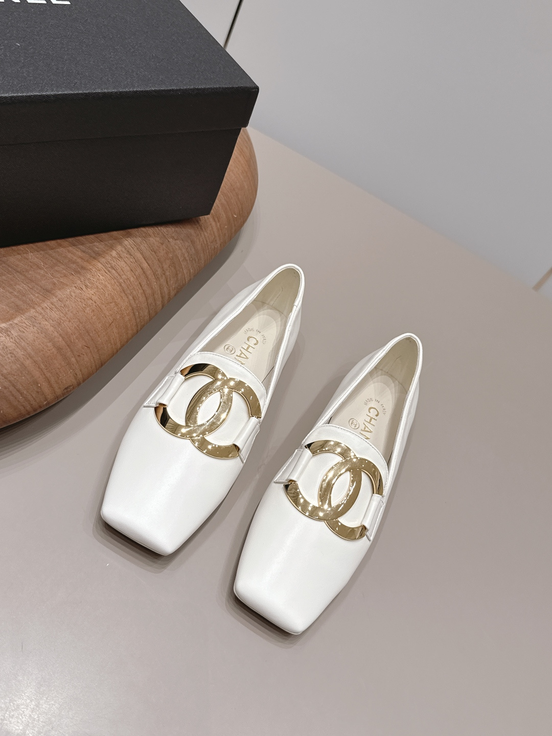 NO:904562,: 'Exclusive top version' CHANE* Xiaoxiang 26 vs the latest fashion shoe series in the early autumn counter... [Square-toe flat shoes] Ms. Chanel loves simple and irresistible styles. The combination shows a unique dressing style, free mix and match to shine in place and follow the fashionable steps of Grandma Xiang!  !  !  The top-notch craftsmanship and texture are perfectly presented. No matter any details, you can compare them with the counters. You can enter and exit the counters at will with the best quality goods!  !  Fabric: Original customized sheepskin Lining: Original customized sheepskin Foot pads: Original customized sheepskin Outsole: Original customized leather sole Heel height: 1.0cm Size: 35-39 (40.41. Customization is non-refundable) Packaging: Original full set of packaging Color: Official website updated simultaneously, single shoes, chanel, chanel, sheepskin19860909: 《独家顶级版本》 CHANE*小香26vs早秋专柜最新时装单鞋系列……【方头平底单鞋】 香奈儿女士钟爱简约又难以抗拒系 搭配展现与众不同的穿搭风格、自由混搭闪耀到位跟紧香奶奶时尚步伐！！！ 顶级工艺质感完美呈现,无论任何细节均可对比专柜,最好级别的顶级货,随意进出专柜！！ 面料: 原版定制羊皮 内里: 原版定制羊皮 垫脚: 原版定制羊皮 大底: 原版定制真皮底 跟高: 1.0cm 码数: 35-39（40.41.定制不退换） 包装: 原版全套包装 颜色:官网同步更新,单鞋,chanel,chanel,sheepskin,Women's Shoes