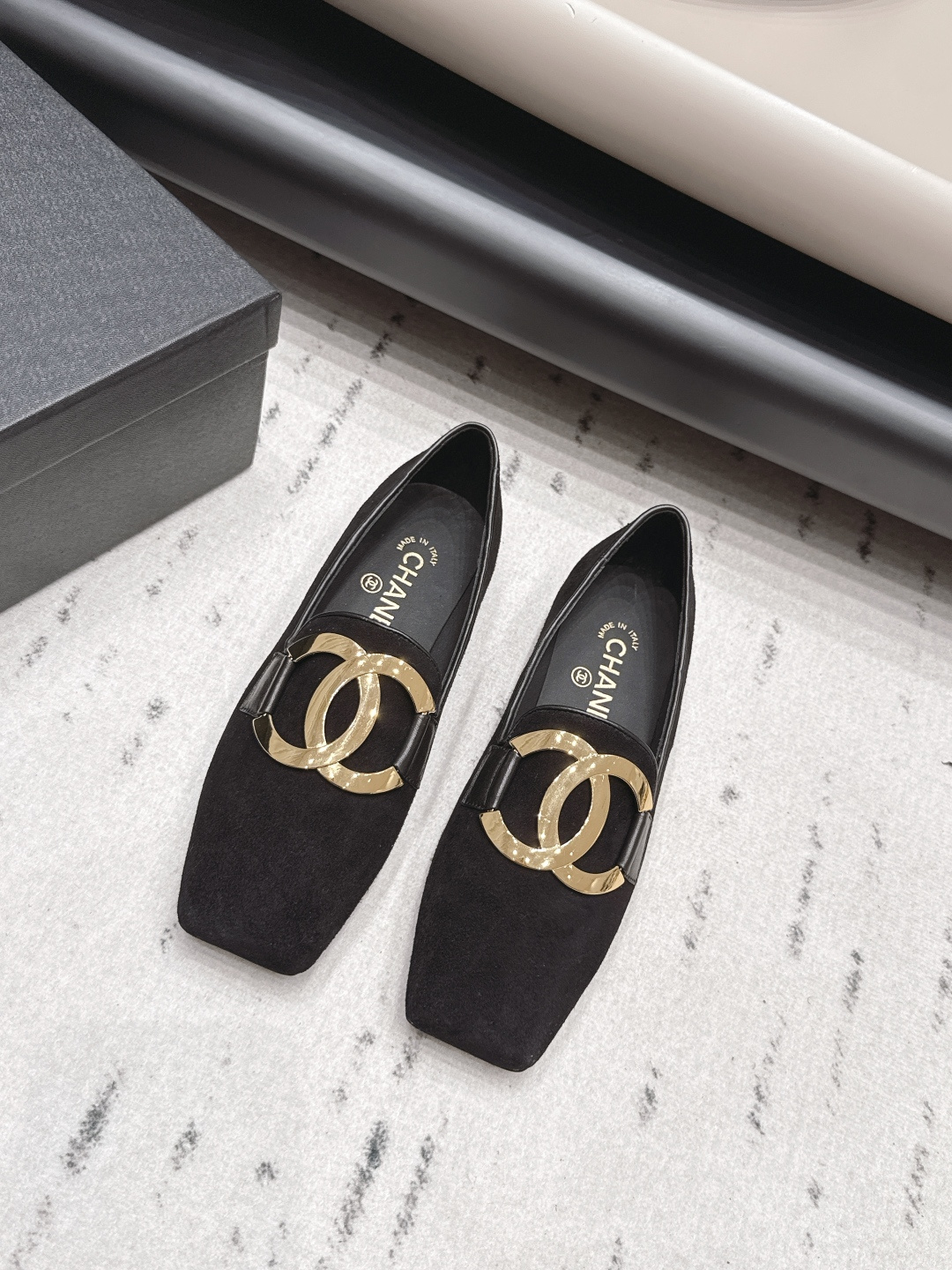 NO:904558,: 'Exclusive top version' CHANE* Xiaoxiang 26 vs the latest fashion shoe series in the early autumn counter... [Square-toe flat shoes] Ms. Chanel loves simple and irresistible styles. The combination shows a unique dressing style, free mix and match to shine in place and follow the fashionable steps of Grandma Xiang!  !  !  The top-notch craftsmanship and texture are perfectly presented. No matter any details, you can compare them with the counters. You can enter and exit the counters at will with the best quality goods!  !  Fabric: Original customized cashmere Lining: Original customized sheepskin Foot pads: Original customized sheepskin Outsole: Original customized leather sole Heel height: 1.0cm Size: 35-39 (40.41. Customization is non-returnable) Packaging: Original full set of packaging Color: Official website updated simultaneously, single shoes, chanel, chanel, sheepskin19860909: 《独家顶级版本》 CHANE*小香26vs早秋专柜最新时装单鞋系列……【方头平底单鞋】 香奈儿女士钟爱简约又难以抗拒系 搭配展现与众不同的穿搭风格、自由混搭闪耀到位跟紧香奶奶时尚步伐！！！ 顶级工艺质感完美呈现,无论任何细节均可对比专柜,最好级别的顶级货,随意进出专柜！！ 面料: 原版定制羊绒 内里: 原版定制羊皮 垫脚: 原版定制羊皮 大底: 原版定制真皮底 跟高: 1.0cm 码数: 35-39（40.41.定制不退换） 包装: 原版全套包装 颜色:官网同步更新,单鞋,chanel,chanel,sheepskin,Women's Shoes