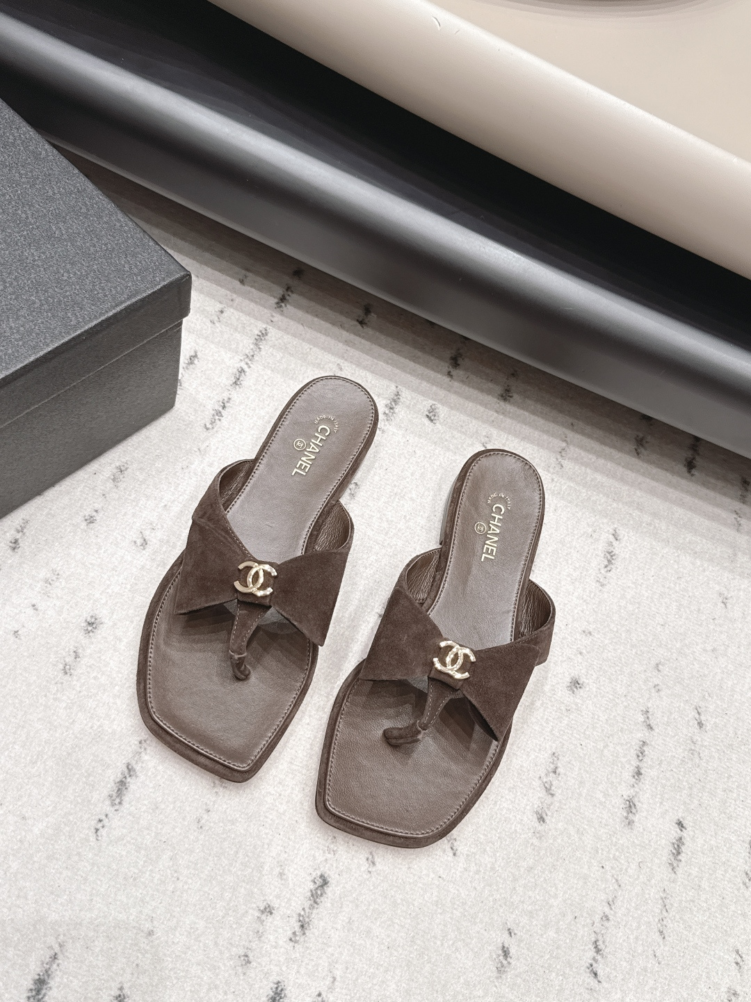 NO:904592,: 'Exclusive top version' CHANE* Xiaoxiang 26 vs the latest fashion shoe series in the early autumn counter... [Square-toe bow sandals] Ms. Chanel loves simplicity and irresistibility. The combination shows a unique dressing style, free mix and match to shine and follow the fashionable steps of Grandma Tongxiang!  !  !  The top-notch craftsmanship and texture are perfectly presented. No matter any details, you can compare them with the counters. You can enter and exit the counters at will with the best quality goods!  !  Fabric: Original customized/cashmere/bow-tie crafts Lining: Original customized sheepskin Foot pads: Original customized sheepskin Outsole: Original customized leather sole Heel height: 1.5cm Size: 35-39 (40.41. Customization is non-refundable) Packaging: Original full set of packaging Color: Official website updated simultaneously, split-toe shoes, chanel, chanel, sheepskin19860909: 《独家顶级版本》 CHANE*小香26vs早秋专柜最新时装单鞋系列……【方头蝴蝶结凉拖】 香奈儿女士钟爱简约又难以抗拒系 搭配展现与众不同的穿搭风格、自由混搭闪耀到位跟紧香奶奶时尚步伐！！！ 顶级工艺质感完美呈现,无论任何细节均可对比专柜,最好级别的顶级货,随意进出专柜！！ 面料: 原版定制/羊绒/蝴蝶结工艺 内里: 原版定制羊皮 垫脚: 原版定制羊皮 大底: 原版定制真皮底 跟高: 1.5cm 码数: 35-39（40.41.定制不退换） 包装: 原版全套包装 颜色:官网同步更新,分趾鞋,chanel,chanel,sheepskin,Women's Shoes