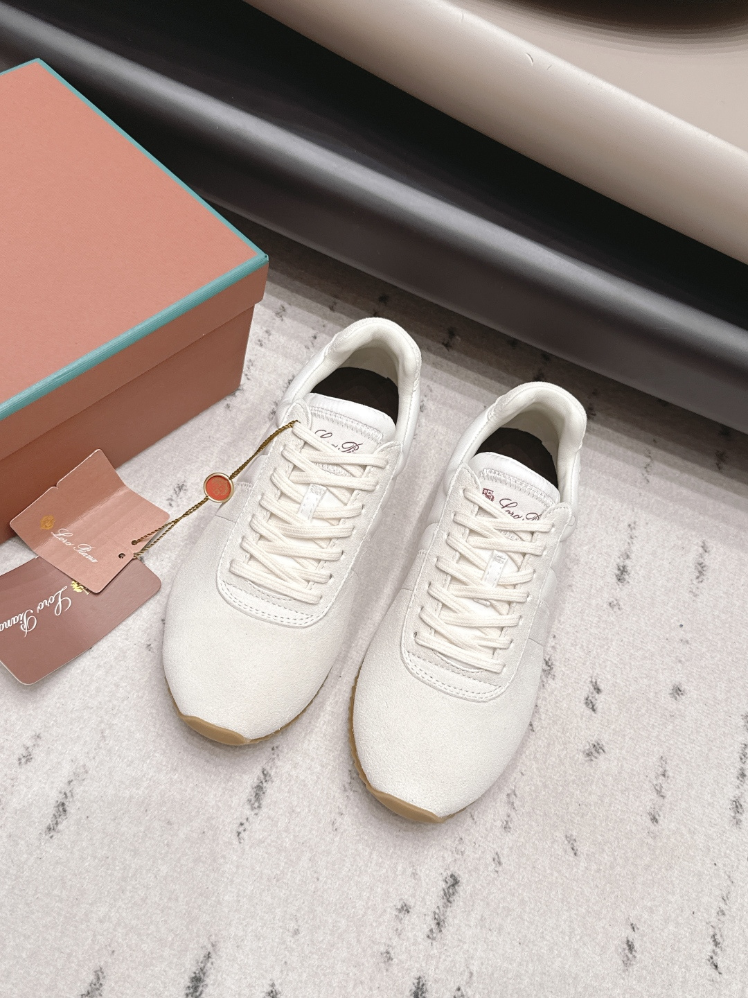 NO:904641,: Couple 'Exclusive Top Version' Lor*Pian*26 vs Early Autumn New Couple Casual Shoes Series... [Couple Color Matching Casual Shoes] - Italian high-end brand Loro Piana was founded on April 24, 2019. It is Italy's top luxury brand, started with cashmere. It comes from Italy and pursues quality and craftsmanship, integrating innovative technology and Italian traditional style. This brand has always been very low-key, but it should be considered a dad-level presence in luxury goods!  Fabric: Original customized cowhide/weaving/color matching Lining: Original customized sheepskin Foot pads: Original customized sheepskin Outsole: Original molded TPU molded bottom Size: 35-44 (40 for women, 45 for men. Customized and non-returnable) Packaging: Fully upgraded packaging Color: Official website updated simultaneously, casual shoes/sports shoes, loro piana, sneakers, sheepskin19860909: 情侣《独家顶级版本》 Lor*Pian*26vs早秋新款情侣休闲鞋系列……【情侣拼色休闲鞋】 ——意大利高级品牌Loro Piana创立于194月24日,是意大利顶级奢侈品牌,以羊绒起家, 来自意大利的它追求质量和手工,融创新技术与意大利传统风格为一体.这个牌子一直很低调,但是在奢侈品里应该也算是爸爸级的存在！ 面料: 原版定制牛猄/织布/拼色 内里: 原版定制羊皮 垫脚: 原版定制羊皮 大底: 原版开模TPU成型底 码数: 35-44（女40.男45.定制不退换） 包装:全面升级包装 颜色:官网同步更新,休闲鞋/运动鞋,loro piana,sneakers,sheepskin,Women's Shoes