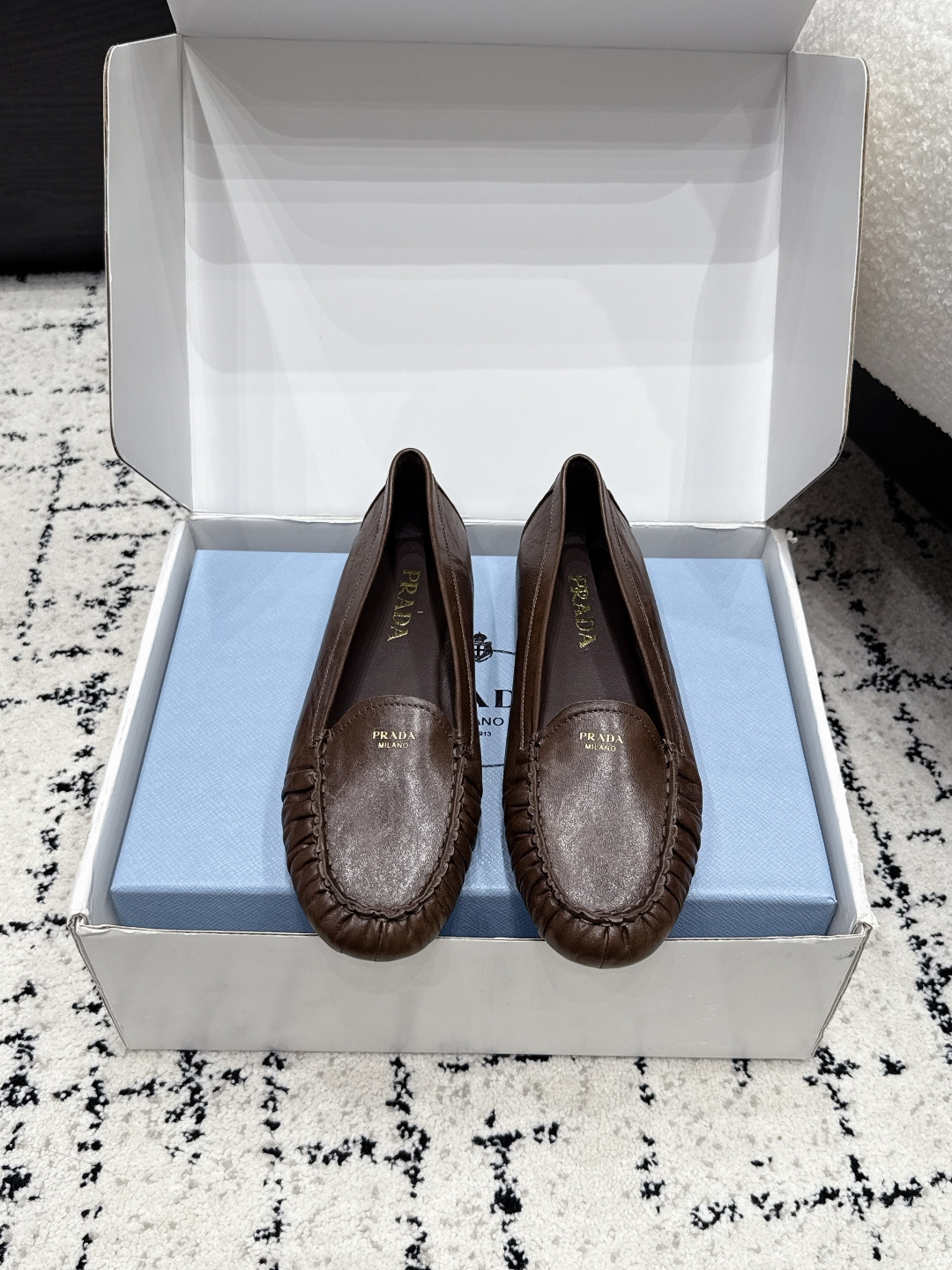 NO:957931,Prada 26/ Spring and summer new products Classic letter pleated flat loafers series Letter pleated flat loafers, a versatile item for autumn and winter wardrobes, full of relaxed atmosphere on the feet, full of ingenuity in workmanship details, plus letter logo, simple and eye-catching, highlighting the brand charm in a low-key manner  , Instantly enhances the recognition of shoes, comfortable online from morning to night, soft cowhide wrinkles are casual and natural, flat soft soles will not tire your feet after long walks, retro shoe styles hide the charm of the old times~ Fabrics are original high-customized cashmere/sheepskin, lining is imported water-dyed sheepskin, outsole is original molded and customized non-slip outsole Size35-41 (40 41 custom-made), loafers, prada, prada, loafers, cowhide, sheepskin19860909Prada 普拉达26/ 春夏新品 经典字母褶皱平底乐福鞋系列 字母褶皱平底乐福鞋,秋冬衣橱万能百搭单品,上脚松弛氛围感拉满,做工细节满是匠心,加字母标识 简洁又吸睛,低调中彰显品牌魅力 ,瞬间提升鞋子的辨识度,舒适从早到晚在线,柔牛皮褶皱随性又自然,平底软底久走不累脚,复古鞋型藏着旧时光韵味～ 面料原版高定制羊绒/羊皮 内里进口水染羊皮 大底原版开模定制防滑大底 Size35-41（40 41定做）,乐福鞋,prada,prada,loafers,cowhide,sheepskin,Women's Shoes