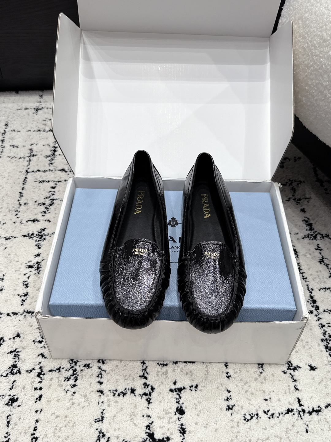 NO:957915,Prada 26/ Spring and summer new products Classic letter pleated flat loafers series Letter pleated flat loafers, a versatile item for autumn and winter wardrobes, full of relaxed atmosphere on the feet, full of ingenuity in workmanship details, plus letter logo, simple and eye-catching, highlighting the brand charm in a low-key manner  , Instantly enhances the recognition of shoes, comfortable online from morning to night, soft cowhide wrinkles are casual and natural, flat soft soles will not tire your feet after long walks, retro shoe styles hide the charm of the old times~ Fabrics are original high-customized cashmere/sheepskin, lining is imported water-dyed sheepskin, outsole is original molded and customized non-slip outsole Size35-41 (40 41 custom-made), loafers, prada, prada, loafers, cowhide, sheepskin19860909Prada 普拉达26/ 春夏新品 经典字母褶皱平底乐福鞋系列 字母褶皱平底乐福鞋,秋冬衣橱万能百搭单品,上脚松弛氛围感拉满,做工细节满是匠心,加字母标识 简洁又吸睛,低调中彰显品牌魅力 ,瞬间提升鞋子的辨识度,舒适从早到晚在线,柔牛皮褶皱随性又自然,平底软底久走不累脚,复古鞋型藏着旧时光韵味～ 面料原版高定制羊绒/羊皮 内里进口水染羊皮 大底原版开模定制防滑大底 Size35-41（40 41定做）,乐福鞋,prada,prada,loafers,cowhide,sheepskin,Women's Shoes