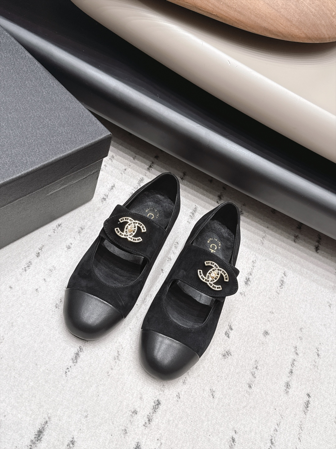 NO:958762,: Comes with an airplane box 'Exclusive top version' CHANE* Xiaoxiang 26 vs the latest shoe series in the early autumn counter... [Round-toe horizontal strap lock shoes] Ms. Chanel loves simple and irresistible styles. The combination shows a unique dressing style, free mix and match to shine in place and follow the fashionable pace of Grandma Jinxiang!  !  !  The top-notch craftsmanship and texture are perfectly presented. No matter any details, you can compare them with the counters. You can enter and exit the counters at will with the best quality goods!  !  Fabric: Original customized sheepskin/cashmere Lining: Original customized sheepskin Foot pads: Original customized sheepskin Outsole: Original customized leather sole Heel height: 2.0cm Size: 35-39 (40. Customization is non-refundable) Packaging: Original full set of packaging Color: Official website updated simultaneously, single shoes, chanel, chanel, sheepskin19860909: 配飞机盒《独家顶级版本》  CHANE*小香26vs早秋专柜最新单鞋系列……【圆头横带锁扣单鞋】  香奈儿女士钟爱简约又难以抗拒系 搭配展现与众不同的穿搭风格、自由混搭闪耀到位跟紧香奶奶时尚步伐！！！ 顶级工艺质感完美呈现,无论任何细节均可对比专柜,最好级别的顶级货,随意进出专柜！！ 面料: 原版定制羊皮/羊绒 内里: 原版定制羊皮 垫脚: 原版定制羊皮 大底: 原版定制真皮底 跟高: 2.0cm 码数: 35-39（40.定制不退换） 包装:原版全套包装 颜色:官网同步更新,单鞋,chanel,chanel,sheepskin,Women's Shoes