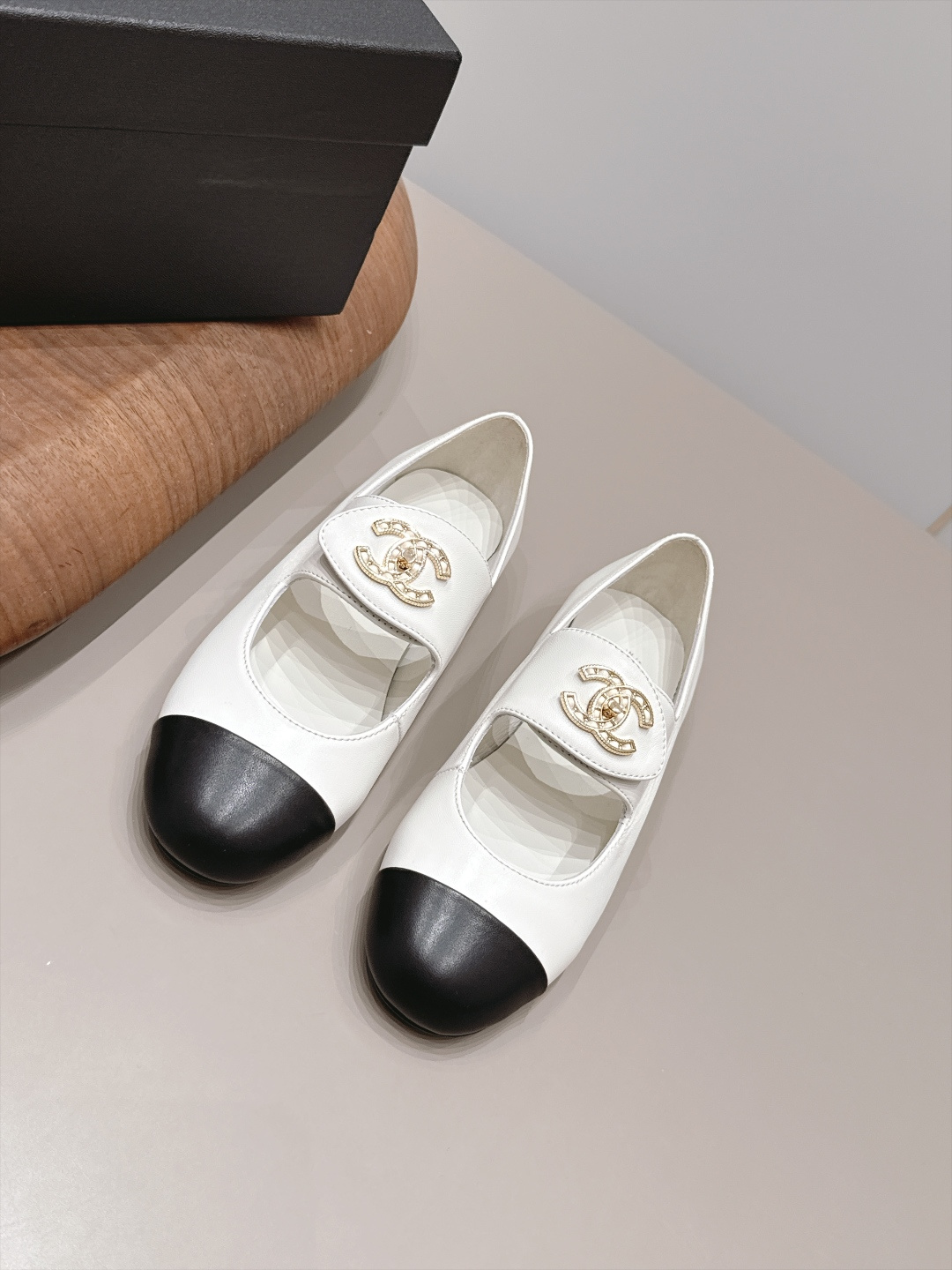 NO:958770,: Comes with an airplane box 'Exclusive top version' CHANE* Xiaoxiang 26 vs the latest shoe series in the early autumn counter... [Round-toe horizontal strap lock shoes] Ms. Chanel loves simple and irresistible styles. The combination shows a unique dressing style, free mix and match to shine in place and follow the fashionable pace of Grandma Jinxiang!  !  !  The top-notch craftsmanship and texture are perfectly presented. No matter any details, you can compare them with the counters. You can enter and exit the counters at will with the best quality goods!  !  Fabric: Original customized sheepskin Lining: Original customized sheepskin Foot pads: Original customized sheepskin Outsole: Original customized leather sole Heel height: 2.0cm Size: 35-39 (40. Customization is non-refundable) Packaging: Original full set of packaging Color: Official website updated simultaneously, single shoes, chanel, chanel, sheepskin19860909: 配飞机盒《独家顶级版本》  CHANE*小香26vs早秋专柜最新单鞋系列……【圆头横带锁扣单鞋】  香奈儿女士钟爱简约又难以抗拒系 搭配展现与众不同的穿搭风格、自由混搭闪耀到位跟紧香奶奶时尚步伐！！！ 顶级工艺质感完美呈现,无论任何细节均可对比专柜,最好级别的顶级货,随意进出专柜！！ 面料: 原版定制羊皮 内里: 原版定制羊皮 垫脚: 原版定制羊皮 大底: 原版定制真皮底 跟高: 2.0cm 码数: 35-39（40.定制不退换） 包装:原版全套包装 颜色:官网同步更新,单鞋,chanel,chanel,sheepskin,Women's Shoes