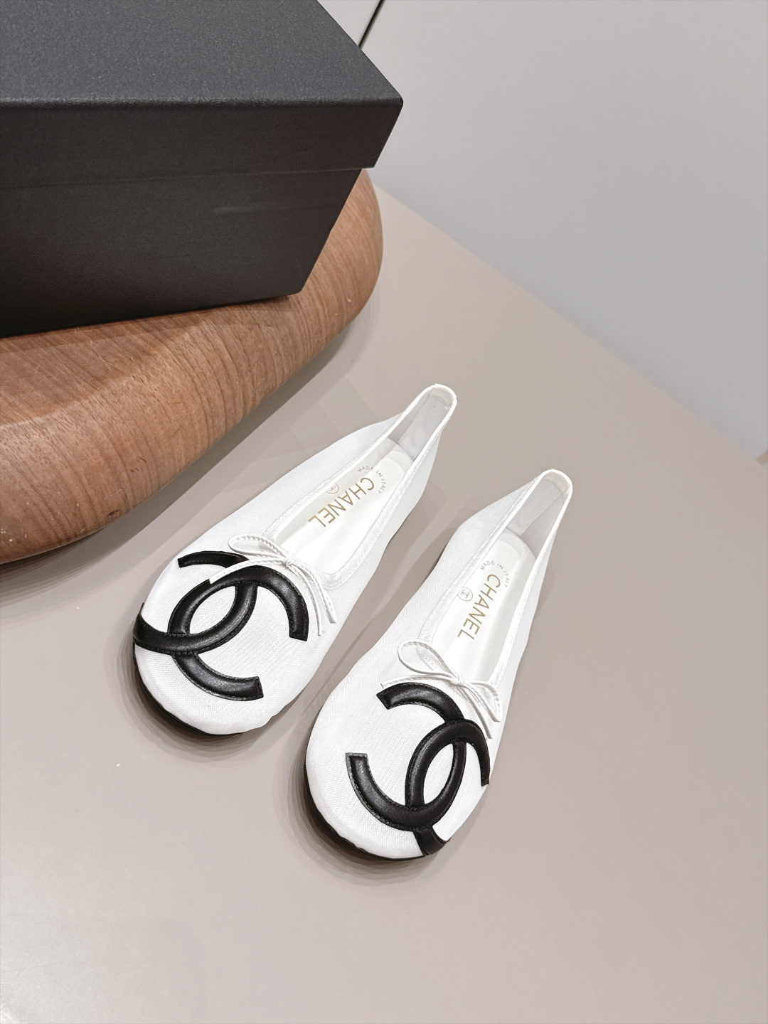 NO:958778,: Comes with an airplane box 'Exclusive top version' CHANE* Xiaoxiang 26 vs the latest shoe series in the early autumn counter... [Round-toe mesh color-blocked shoes] Ms. Chanel loves simple and irresistible styles. The combination shows a unique dressing style, free mix and match to shine in place and follow the fashionable pace of Grandma Jinxiang!  !  !  The top-notch craftsmanship and texture are perfectly presented. No matter any details, you can compare them with the counters. You can enter and exit the counters at will with the best quality goods!  !  Fabric: Original customized sheepskin/mesh Lining: Original customized sheepskin Foot pads: Original customized sheepskin Outsole: Original customized leather sole Heel height: 1.0cm Size: 35-39 (40. Customization is non-refundable) Packaging: Original full set of packaging Color: Official website updated simultaneously, single shoes, chanel, chanel, sheepskin19860909: 配飞机盒《独家顶级版本》  CHANE*小香26vs早秋专柜最新单鞋系列……【圆头网纱拼色单鞋】  香奈儿女士钟爱简约又难以抗拒系 搭配展现与众不同的穿搭风格、自由混搭闪耀到位跟紧香奶奶时尚步伐！！！ 顶级工艺质感完美呈现,无论任何细节均可对比专柜,最好级别的顶级货,随意进出专柜！！ 面料: 原版定制羊皮/网纱 内里: 原版定制羊皮 垫脚: 原版定制羊皮 大底: 原版定制真皮底 跟高: 1.0cm 码数: 35-39（40.定制不退换） 包装:原版全套包装 颜色:官网同步更新,单鞋,chanel,chanel,sheepskin,Women's Shoes