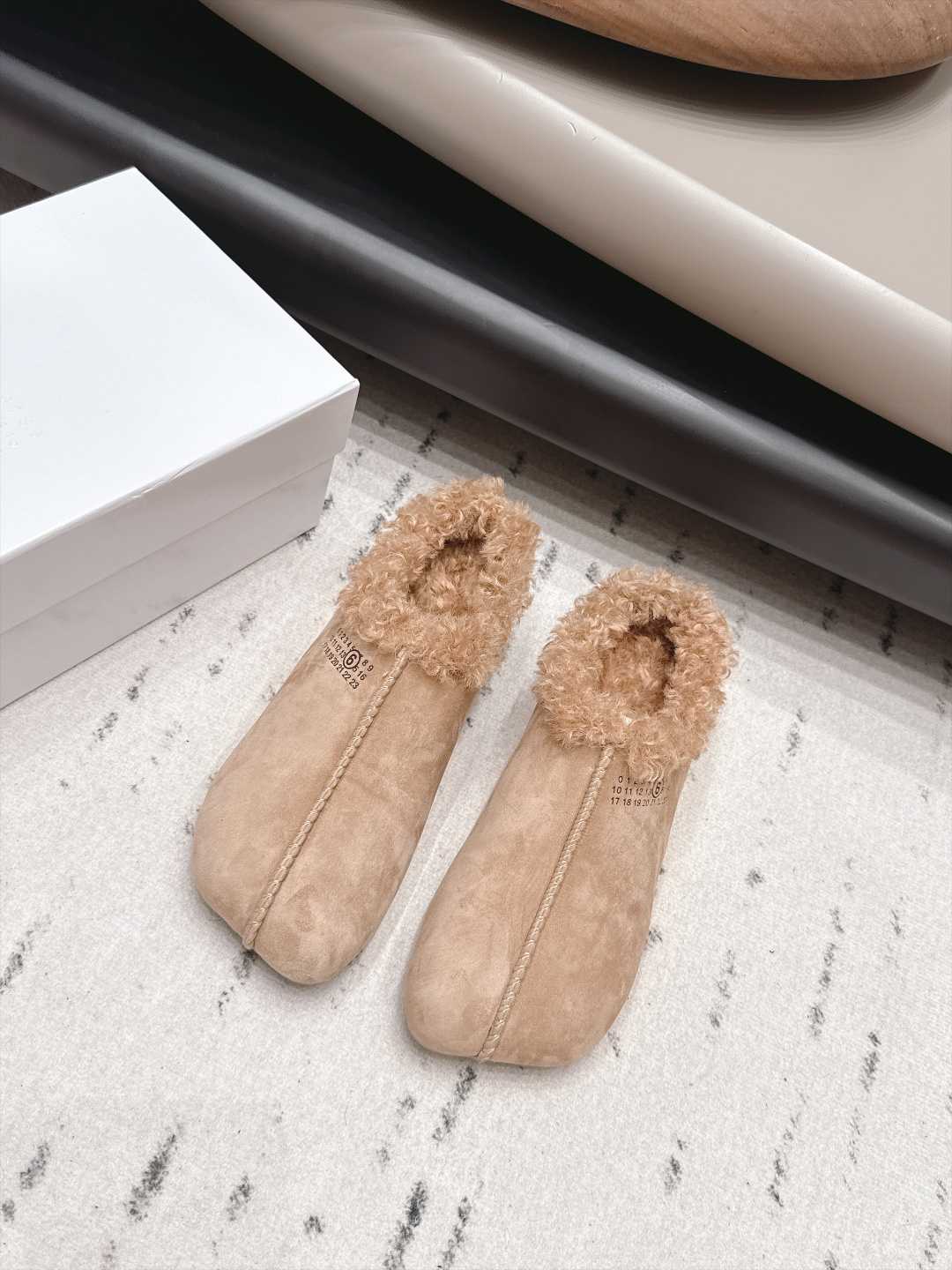 NO:958806,: 'Exclusive top version' M*aison M*argiela Ma*argiela 26vs autumn and winter Internet celebrity fur shoe series... [Alien-shaped head furry half-slip] Super cute special-shaped toe cap is invincible and cute. The overall design style is cute and super slim, adding a unique elastic buckle design. It is definitely the finishing touch and instantly becomes a neutral style. Fabric: Original customized cashmere Lining: Original customized wool Feet:  Original customized wool outsole: Original molded raw rubber outsole Size: 35-39 (40. Customization is non-refundable) Packaging: Original full set of packaging Color: Official website updated simultaneously, semi-slip fur shoes19860909: 《独家顶级版本》 M*aison M*argiela 马*吉拉26vs秋冬网红毛鞋系列……【异形头毛里半拖】 超萌异形鞋头无敌可爱 整体小笨笨的设计风格蠢萌蠢萌的超级显腿细,加入独有的松紧拉扣的设计 绝对是点睛的一笔瞬间变成中性款得小可爱… 面料: 原版定制羊绒 内里: 原版定制羊毛 垫脚: 原版定制羊毛 大底: 原版开模生胶大底 码数: 35-39（40.定制不退换） 包装:原版全套包装 颜色:官网同步更新,半拖毛毛鞋,Women's Shoes