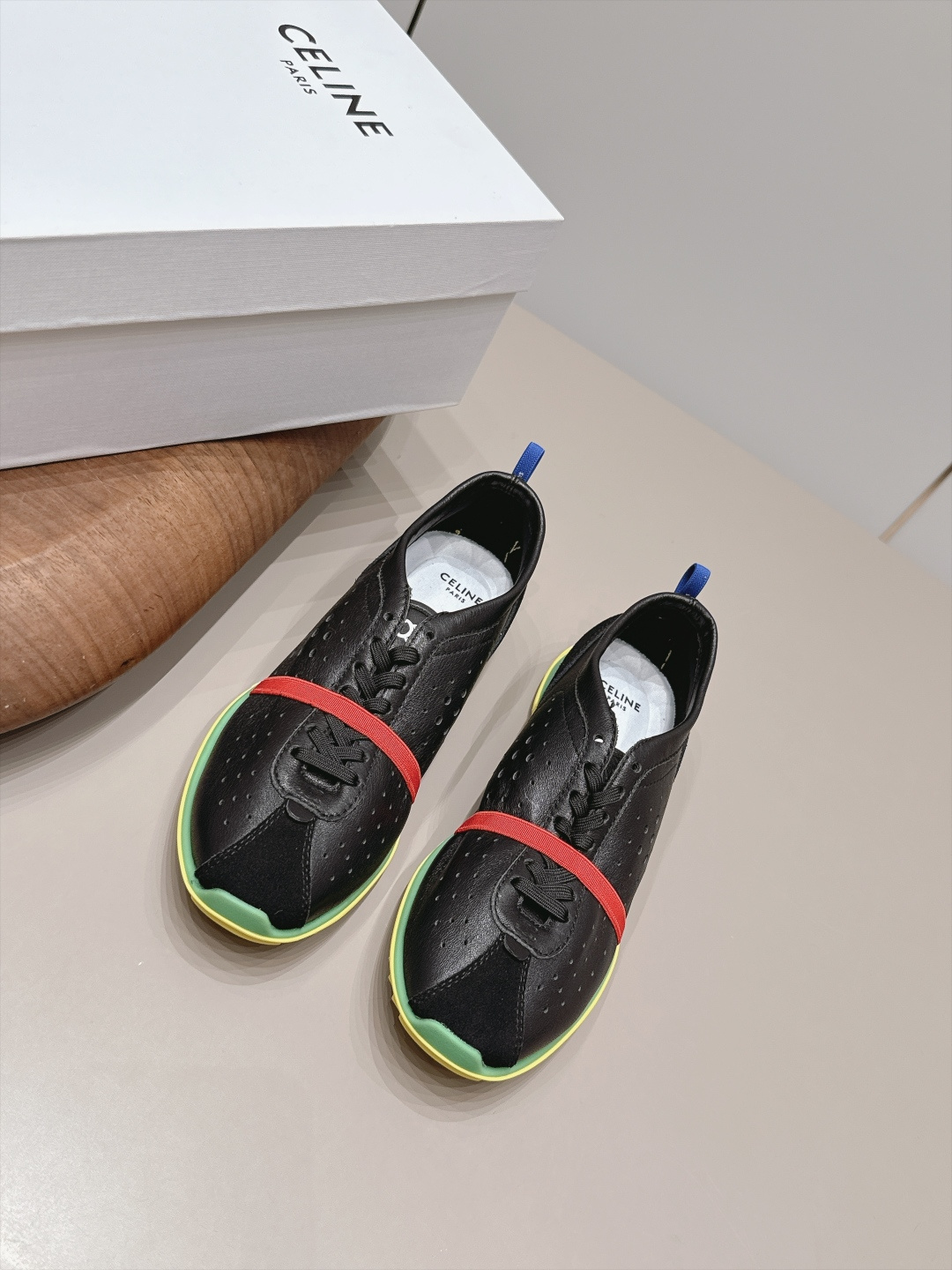 NO:958783,: 'Exclusive top version' CELlN*sai*lin 2026vs Paris fashion conference latest popular casual series... [Round toe strap casual shoes] Fashion casual lover trendy counter authentic 1-1 early autumn Korean trend version!  The counter recommends a top quality product with perfect workmanship and perfect details, counter quality!  Contrasting color positioning and splicing design!  Fashionable and casual personality!  Look like a goddess on your feet!  Simple line design, three-dimensional cutting, super invincible style, looks good no matter how you match it, super popular elements and colors, the whole set is youthful and beautiful, relaxed and eye-catching in the crowd, casual, comfortable, fashionable and versatile, high-quality casual suit without age... Fabric: Original customized cowhide/punching process Lining: Original customized sheepskin Foot: Original customized cowhide Outsole: Original molded TPU molded bottom Packaging: Original full set of packaging  Size: 35-39 (40.41. Customization is non-refundable) Color: Official website updates simultaneously, casual shoes/sports shoes, sneakers, cowhide, sheepskin19860909: 《独家顶级版本》 CELlN*赛*琳2026vs巴黎时装发布会最新爆款休闲系列……【圆头绑带休闲鞋】 时尚潮流休闲情女潮流款专柜正品1-1早秋韩潮流版！专柜推荐一个顶级好东西做工,细节都堪称完美,专柜品质！撞色定位拼接设计！时尚休闲个性！上脚大气女神范！简约线条设计,立体剪栽,超级无敌有范儿,怎么搭配都好看,超级流行的元素和颜色整套穿着青春靓丽,轻松自在的在人群中吸晴养眼穿着效果,休闲舒适又时尚百搭,没有年龄感的高品质休闲套装…… 面料: 原版定制牛皮/冲孔工艺 内里: 原版定制羊皮 垫脚: 原版定制牛绒 大底: 原版开模TPU成型底 包装: 原版全套包装 码数: 35-39（40.41.定制不退换） 颜色:官网同步更新,休闲鞋/运动鞋,sneakers,cowhide,sheepskin,Women's Shoes