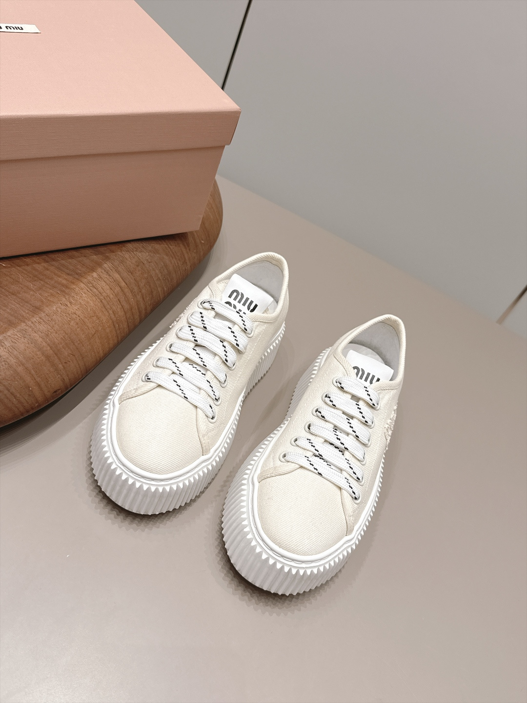 NO:958794,Fabric with airplane case 'Exclusive top version' Miu Miu miumiu 2026 vs early autumn casual series... [Round-toe thick-soled casual shoes] miumiu's latest hot style Avant-garde and bold design, Miu Miu style is integrated into the simple lines of this thick-soled canvas sneaker, with unique logos on the tongue and back, embellished with retro design, adding iconic elements!  Thick-soled design defines avant-garde modern style. Original custom-made military woven fabric. Original custom-made sheepskin lining. Original custom-made sheepskin for foot pads. Original open-molded TPU foam molded outsole. Original full set of packaging. Number of yards: 35-39 (40. Customization is non-refundable). Colors are updated simultaneously on the official website, casual shoes/sports shoes, miumiu, sneakers, sheepskin.19860909布面配飞机盒《独家顶级版本》 缪缪miumiu2026vs早秋休闲系列……【圆头厚底休闲鞋】  miumiu最新爆款 前卫大胆的设计,Miu Miu风格融于此款厚底帆布运动鞋的简约线条, 别致徽标饰于鞋舌与背面,点缀复古设计,平添标志性元素！厚底设计定义前卫的现代风格 面料原版定制军工织布 内里原版定制羊皮 垫脚原版定制羊皮 大底原版开模TPU发泡成型底 包装原版全套包装 码数35-39（40.定制不退换） 颜色官网同步更新,休闲鞋/运动鞋,miumiu,sneakers,sheepskin,Women's Shoes