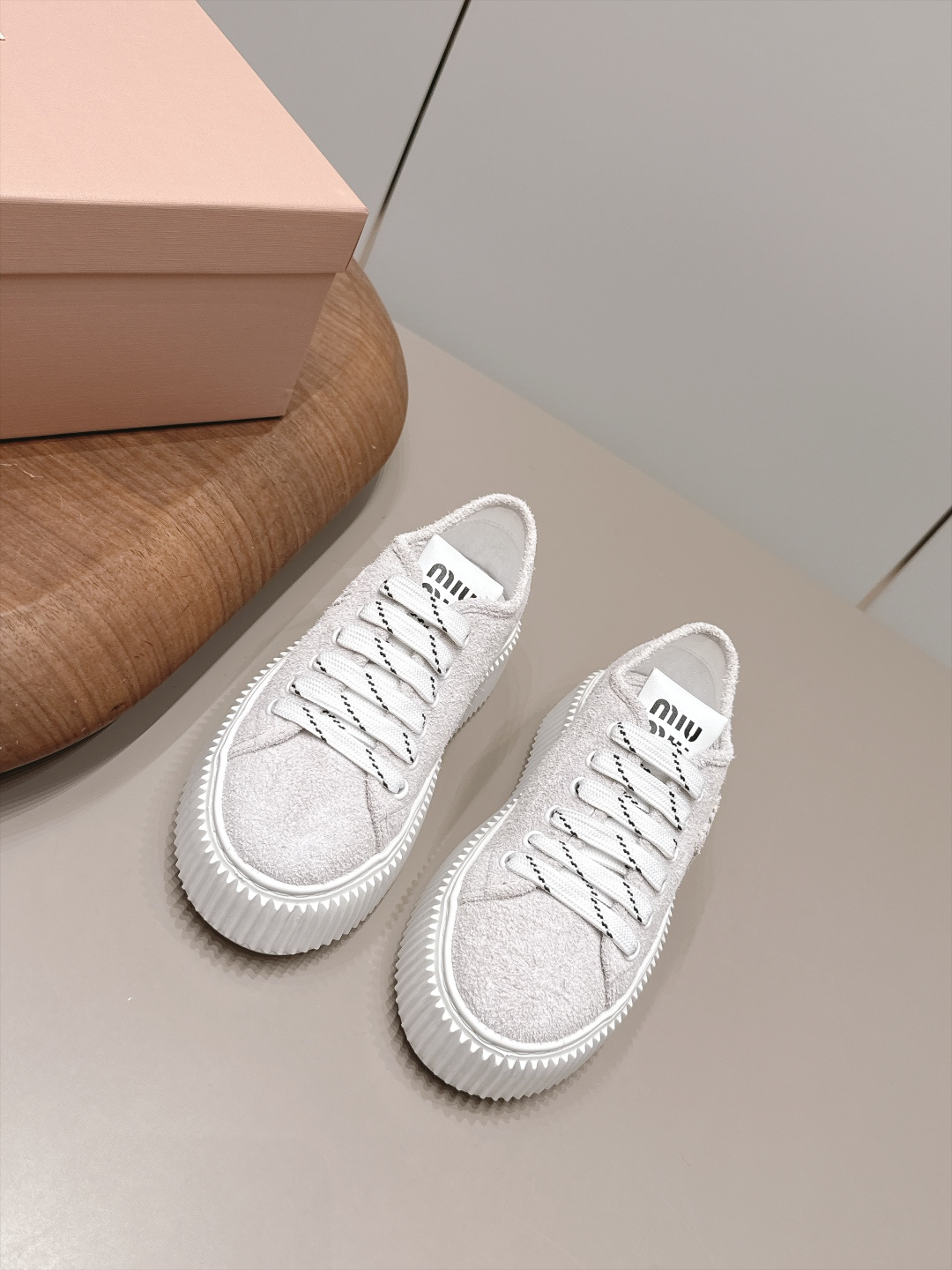 NO:958788,Leather with airplane case 'Exclusive top version' Miu Miu miumiu 2026 vs early autumn casual series... [Round-toe thick-soled casual shoes] miumiu's latest hot style Avant-garde and bold design, Miu Miu style is integrated into the simple lines of this thick-soled canvas sneaker, with unique logos on the tongue and back, embellished with retro design, adding iconic elements!  The thick sole design defines the avant-garde modern style. The fabric is original custom cowhide. The inner lining is original custom sheepskin. The foot pads are original custom sheepskin. The outsole is original molded TPU foam molding bottom. The original full set of packaging. The code number is 35-39 (40. Customization is non-refundable). The colors are updated simultaneously on the official website, casual shoes/sports shoes, miumiu, sneakers, cowhide, sheepskin.19860909皮面配飞机盒《独家顶级版本》 缪缪miumiu2026vs早秋休闲系列……【圆头厚底休闲鞋】  miumiu最新爆款 前卫大胆的设计,Miu Miu风格融于此款厚底帆布运动鞋的简约线条, 别致徽标饰于鞋舌与背面,点缀复古设计,平添标志性元素！厚底设计定义前卫的现代风格 面料原版定制牛皮 内里原版定制羊皮 垫脚原版定制羊皮 大底原版开模TPU发泡成型底 包装原版全套包装 码数35-39（40.定制不退换） 颜色官网同步更新,休闲鞋/运动鞋,miumiu,sneakers,cowhide,sheepskin,Women's Shoes