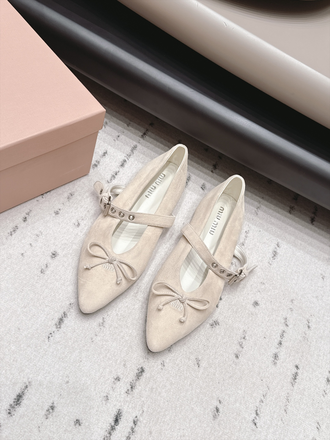 NO:958714,'Exclusive top version' MIUMIU 2026vs early autumn catwalk hot shoe series... [Pointed toe horizontal strap flat shoes]  MIUMIU's spring and summer T-stage catwalk show is the same model as 'Dreams Never Sleep'. Miumiu can use it on important occasions. It has a fresh style with a touch of nobility. It is perfect to wear with this shoe. It is elegant and crystal clear, regardless of the material of various accessories.  , all are exclusively customized one to one, and must be zero distance from the original version. The entire series is full of exciting and unexpected combinations of elements, different materials, textures of fabrics, and a strong artistic atmosphere, allowing you to appreciate the ever-changing styles of miumiu girls...  Upper: original customized lining: original customized/cashmere Foot pads: original customized sheepskin Outsole: original open-molded TPU molded sole Bottom thickness: 1.0cm Size: 35-39 (40.41. Customization is non-returnable) Packaging: original full set of packaging Color: official website updated simultaneously, single shoes, miumiu, sheepskin19860909《独家顶级版本》 MIUMIU缪缪2026vs早秋走秀爆款单鞋系列…… 【尖头横带平底单鞋】 MIUMIU春夏T台走秀网红同款＂造梦不夜城＂,miumiu能在重要场合上用得上了,小清新风带点贵气的感觉,上脚非常完美穿搭配上此鞋,优雅大方,晶莹剔透,无论各种配件材质,都是独家一比一定制,必做到原版零距离,整个系列都充满了令人兴奋和意外的元素结合,不同的材质,肌理的面料的表现,具有极浓的艺术气息,让你领略miumiu女孩的百变风格…… 鞋面: 原版定制 内里: 原版定制/羊绒 垫脚: 原版定制羊皮 大底: 原版开模TPU成型底底 底厚: 1.0cm 码数: 35-39（40.41.定制不退换) 包装:原版全套包装 颜色:官网同步更新,单鞋,miumiu,sheepskin,Women's Shoes