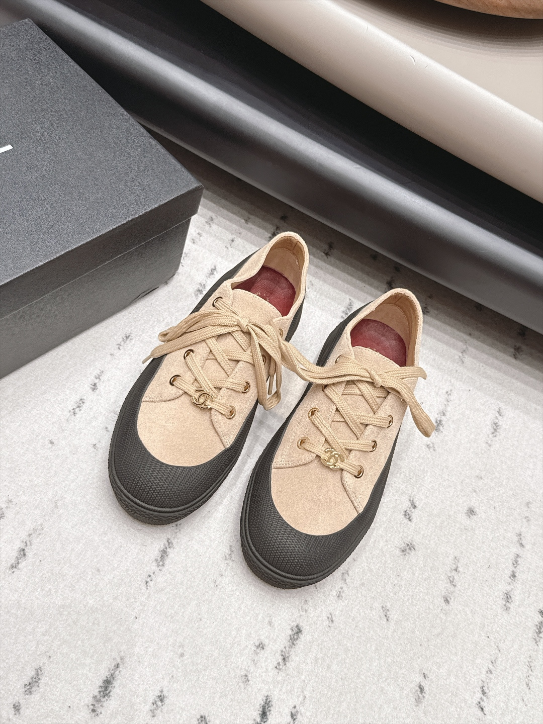NO:958728,: 'Exclusive top version' Xiaoxiang C's 2026 vs early autumn latest hot casual series... [Round-toe thick-soled casual shoes] Fairy style, the latest color matching is amazing, irresistible, the latest biscuit shoes are currently super popular colorful casual shoes, the Internet celebrity Xiaohongshu is crazy about hot recommendations, and the silly and cute style has a retro flavor!  Special shape, very recognizable, slim and long legs, absolutely powerful, very comfortable to wear, good appearance, comfortable, and heightening. I must recommend it to everyone, the main feature of this year's series, minimalist style... Fabric: Original custom/cow lining: Original custom sheepskin Foot pads: Original custom sheepskin Outsole: Original molded TPU molded bottom Code number: 35-39 (40. Customization is not returnable) Packaging: Original full set of packaging  Color: Official website updated simultaneously, casual shoes/sports shoes, chanel, sneakers, sheepskin19860909: 《独家顶级版本》  小香C家2026vs早秋最新火爆休闲系列…【圆头厚底休闲鞋】  仙女款,最新的拼色绝了,无法抗拒,最新饼干鞋目前超级流行的彩色休闲鞋,网红明星小红书狂追热推 发售蠢萌可爱的造型带了点复古味！ 造型特殊,很有辨识度, 显瘦显腿长,绝对实力派,穿上也很舒服,高颜值 舒适,增高 一定要推荐给大家,今年系列的主打, 极简的风格…… 面料: 原版定制/牛猄 内里: 原版定制羊皮 垫脚: 原版定制羊皮 大底: 原版开模TPU成型底 码数: 35-39（40.定制不退换） 包装:原版全套包装 颜色:官网同步更新,休闲鞋/运动鞋,chanel,sneakers,sheepskin,Women's Shoes