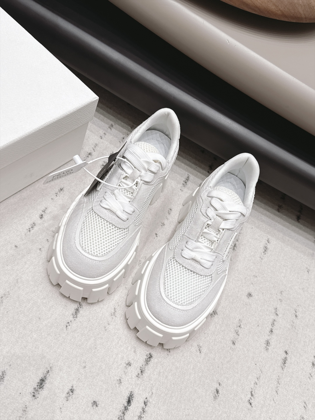 NO:958733,: 'Exclusive top version' PRAD-A Pra*da 2026 vs early autumn new casual shoes series... [Round-toe thick-soled casual shoes] Original 1:1 customization, this year's most fashionable British-style retro casual shoes with color matching straps, many Internet celebrities have worn them, this shoe, cowhide color matching, injection molded letter luogo technology, very popular this year, wearing it for leisure and sports... Fabric: Original customization/Niuqi/Technology Network Inner: Original customized breathable mesh Foot:  Original customized sheepskin outsole: original molded IP foam sole Size: 35-39 (40.41. Customization is non-refundable) Packaging: original full set of packaging Color: official website updated simultaneously, casual shoes/sports shoes, prada, prada, sneakers, cowhide, sheepskin19860909: 《独家顶级版本》  PRAD-A普拉*达2026vs早秋新款休闲鞋系列……【圆头厚底休闲鞋】 原版1:1定制,今年最潮的拼色绑带英伦风复古休闲鞋,众多网红上脚,这款鞋,牛皮拼色,注塑字母luogo工艺,今年非常爆,穿上休闲运动两不失误…… 面料: 原版定制/牛猄/科技网 内里: 原版定制透气网 垫脚: 原版定制羊皮 大底: 原版开模IP发泡成型底 码数: 35-39（40.41.定制不退换） 包装:原版全套包装 颜色:官网同步更新,休闲鞋/运动鞋,prada,prada,sneakers,cowhide,sheepskin,Women's Shoes
