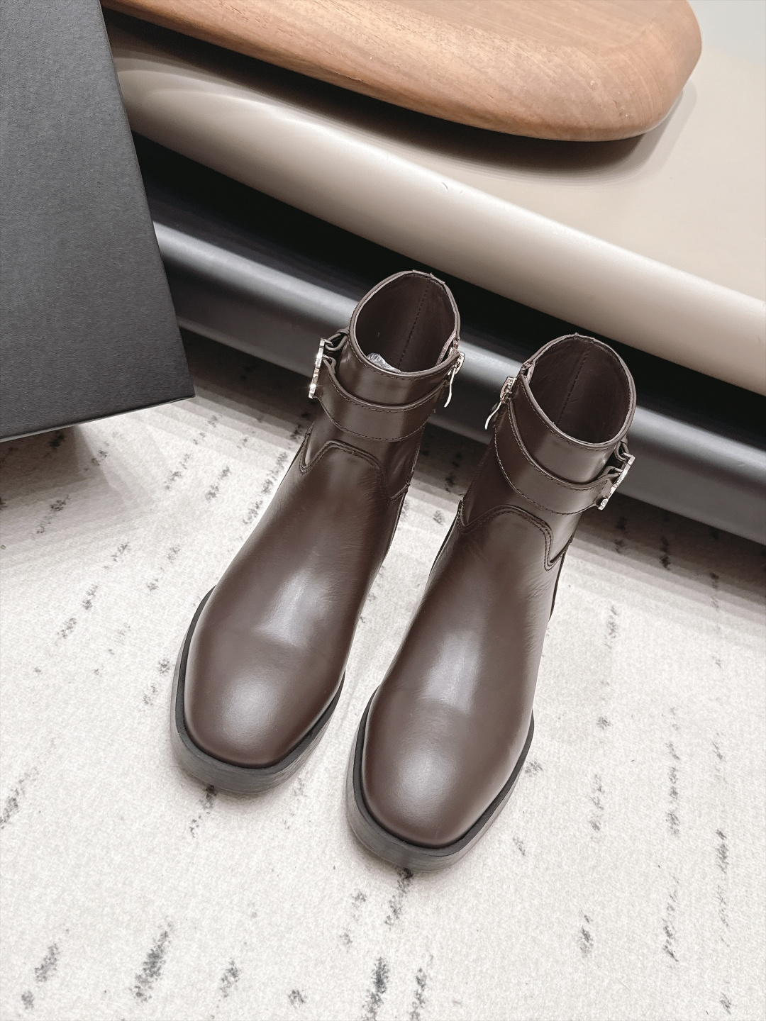 NO:958759,: Molded genuine leather sole 'Exclusive top version' CHANE* Xiaoxiang 26 vs the latest boot series in the early autumn counter... [Round-toe zipper short boots] Ms. Chanel loves simple and irresistible styles. The combination shows a unique dressing style, free mix and match to shine in place and follow the fashionable pace of Grandma Jinxiang!  !  !  The top-notch craftsmanship and texture are perfectly presented. No matter any details, you can compare them with the counters. You can enter and exit the counters at will with the best quality goods!  !  Fabric: Original customized/cowhide Lining: Original customized sheepskin Foot: Original customized sheepskin Outsole: 2 options: molded sole and genuine leather sole Heel height: 3.5cm Size: 35-39 (40. Customization is non-returnable) Packaging: Original full set of packaging Color: Official website updated simultaneously, boots, chanel, chanel, boots, cowhide, sheepskin19860909: 成型底真皮底 《独家顶级版本》  CHANE*小香26vs早秋专柜最新靴子系列……【圆头拉链短靴】  香奈儿女士钟爱简约又难以抗拒系 搭配展现与众不同的穿搭风格、自由混搭闪耀到位跟紧香奶奶时尚步伐！！！ 顶级工艺质感完美呈现,无论任何细节均可对比专柜,最好级别的顶级货,随意进出专柜！！ 面料: 原版定制/牛皮 内里: 原版定制羊皮 垫脚: 原版定制羊皮 大底: 成型底和真皮底2种可选 跟高: 3.5cm 码数: 35-39（40.定制不退换） 包装:原版全套包装 颜色:官网同步更新,靴子,chanel,chanel,boots,cowhide,sheepskin,Women's Shoes