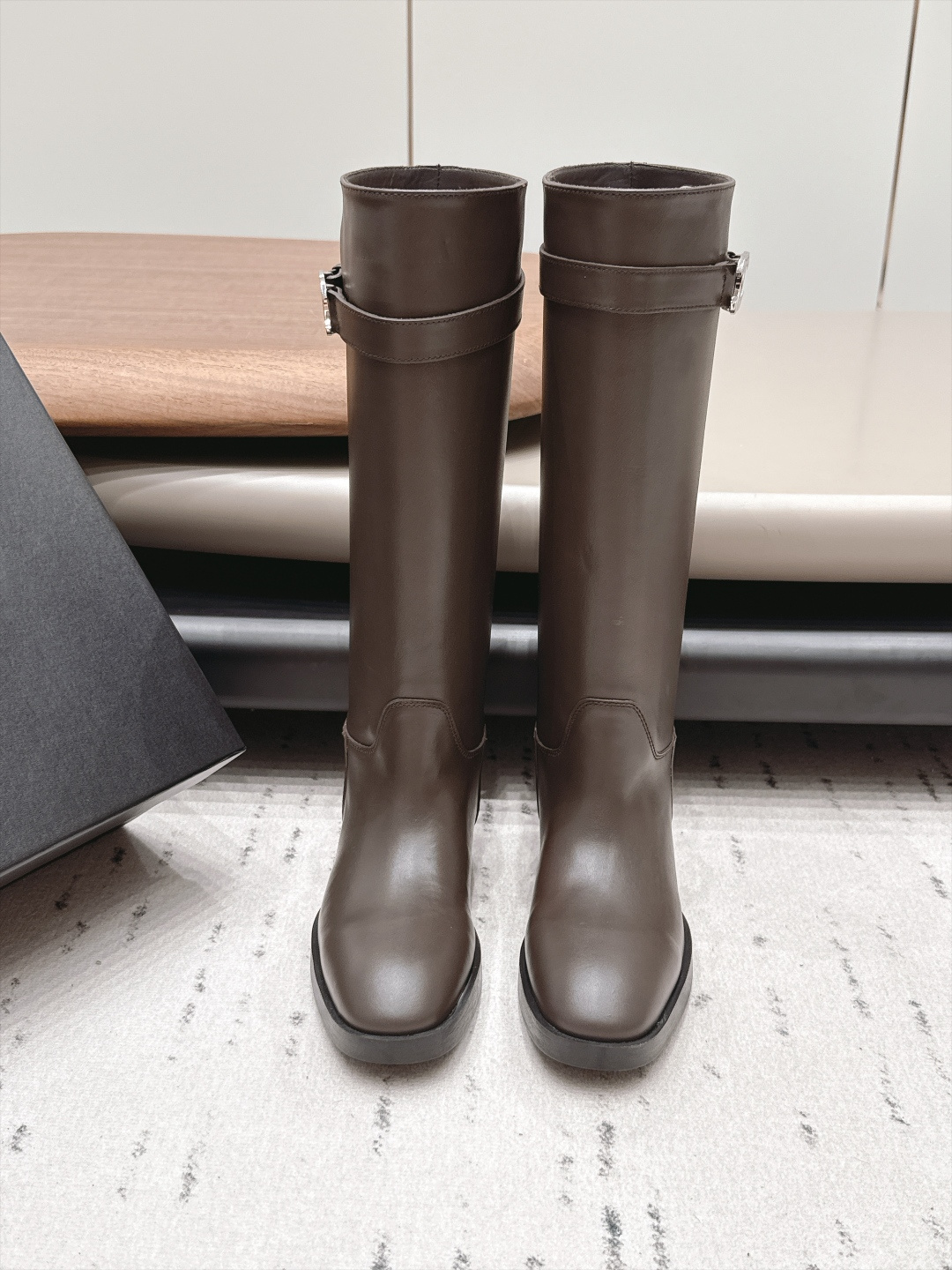 NO:958752,: Molded genuine leather sole 'Exclusive top version' CHANE* Xiaoxiang 26 vs the latest boots series in the early autumn counter... [Round-toe high boots] Ms. Chanel loves simplicity and irresistibility. The combination shows a unique dressing style, free mix and match to shine in place and follow the fashionable pace of Grandma Tongxiang!  !  !  The top-notch craftsmanship and texture are perfectly presented. No matter any details, you can compare them with the counters. You can enter and exit the counters at will with the best quality goods!  !  Fabric: Original customized/cowhide Lining: Original customized sheepskin Foot: Original customized sheepskin Outsole: 2 options: molded sole and genuine leather sole Heel height: 3.5cm Size: 35-39 (40. Customization is non-returnable) Packaging: Original full set of packaging Color: Official website updated simultaneously, boots, chanel, chanel, boots, cowhide, sheepskin19860909: 成型底真皮底 《独家顶级版本》  CHANE*小香26vs早秋专柜最新靴子系列……【圆头一脚蹬高靴】  香奈儿女士钟爱简约又难以抗拒系 搭配展现与众不同的穿搭风格、自由混搭闪耀到位跟紧香奶奶时尚步伐！！！ 顶级工艺质感完美呈现,无论任何细节均可对比专柜,最好级别的顶级货,随意进出专柜！！ 面料: 原版定制/牛皮 内里: 原版定制羊皮 垫脚: 原版定制羊皮 大底: 成型底和真皮底2种可选 跟高: 3.5cm 码数: 35-39（40.定制不退换） 包装:原版全套包装 颜色:官网同步更新,靴子,chanel,chanel,boots,cowhide,sheepskin,Women's Shoes