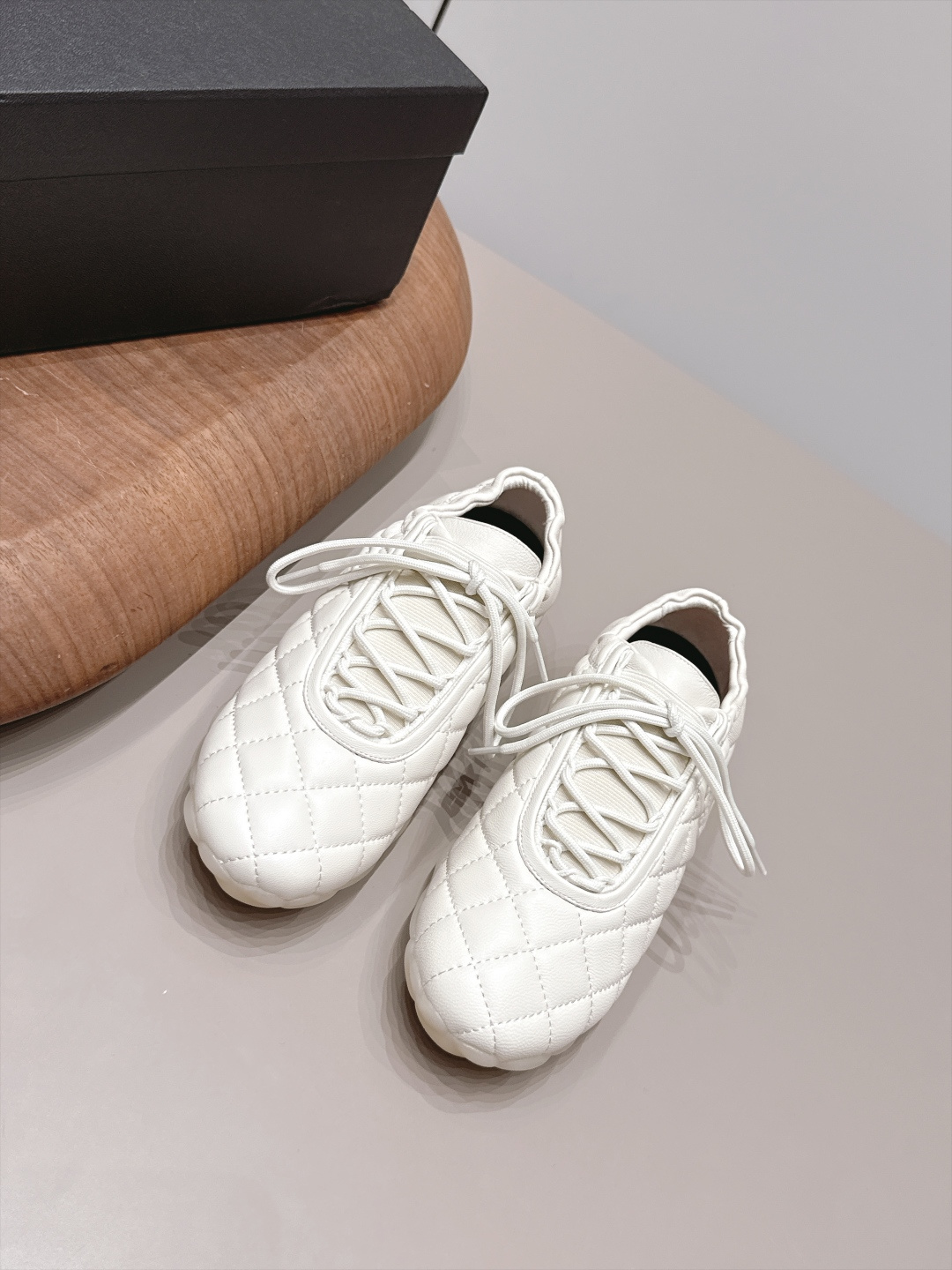 NO:958721,: 'Exclusive top version' Xiaoxiang C's 2026 vs early autumn latest hot casual series... [Round-toe electric embroidery casual shoes] Fairy style, the latest color matching is amazing, irresistible, the latest biscuit shoes are currently super popular colorful casual shoes, the Internet celebrity Xiaohongshu is crazy about hot recommendations, and the silly and cute style has a retro flavor!  The shape is special, very recognizable, slim and long legs, absolutely powerful, very comfortable to wear, good appearance, comfortable, and heightening. I must recommend it to everyone, the main feature of this year's series, minimalist style... Fabric: Original custom/sheepskin/electric embroidery rib technology. Lining: original custom sheepskin. Foot: original custom sheepskin. Outsole: original molded TPU molding bottom. Size: 35-39 (40. Customization is not returnable)  Packaging: original full set of packaging Color: official website updated simultaneously, casual shoes/sports shoes, chanel, sneakers, sheepskin19860909: 《独家顶级版本》  小香C家2026vs早秋最新火爆休闲系列…【圆头电绣休闲鞋】  仙女款,最新的拼色绝了,无法抗拒,最新饼干鞋目前超级流行的彩色休闲鞋,网红明星小红书狂追热推 发售蠢萌可爱的造型带了点复古味！ 造型特殊,很有辨识度, 显瘦显腿长,绝对实力派,穿上也很舒服,高颜值 舒适,增高 一定要推荐给大家,今年系列的主打, 极简的风格…… 面料: 原版定制/羊皮/电绣棱格工艺 内里: 原版定制羊皮 垫脚: 原版定制羊皮 大底: 原版开模TPU成型底 码数: 35-39（40.定制不退换） 包装:原版全套包装 颜色:官网同步更新,休闲鞋/运动鞋,chanel,sneakers,sheepskin,Women's Shoes