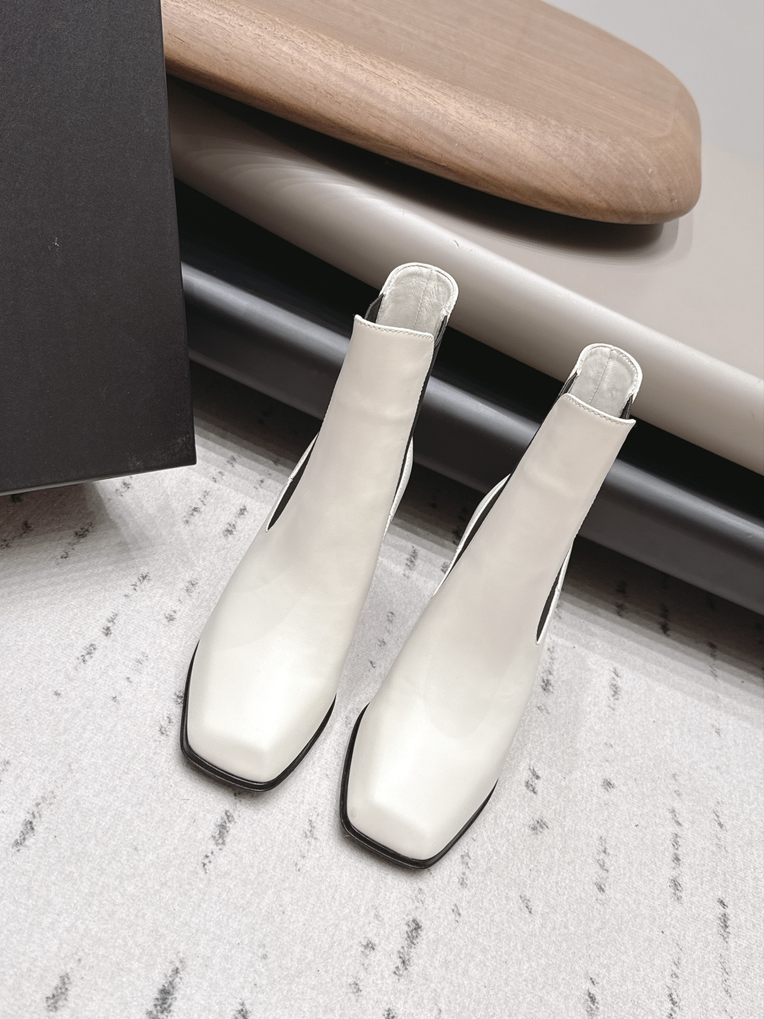 NO:958716,: 'Exclusive top version' CHANE* Xiaoxiang 26 vs the latest boots series in the early autumn counter... [Square-toe elastic short boots] Ms. Chanel loves simple and irresistible styles. The combination shows a unique dressing style, free mix and match to shine in place and follow the fashionable pace of Grandma Tongxiang!  !  !  The top-notch craftsmanship and texture are perfectly presented. No matter any details, you can compare them with the counters. You can enter and exit the counters at will with the best quality goods!  !  Fabric: Original customized/cowhide Lining: Original customized sheepskin Foot pads: Original customized sheepskin Outsole: Original customized leather sole Heel height: 7.5cm Size: 35-39 (40-42. Customization is non-returnable) Packaging: Original full set of packaging Color: Official website updated simultaneously, boots, chanel, chanel, boots, cowhide, sheepskin19860909: 《独家顶级版本》  CHANE*小香26vs早秋专柜最新靴子系列……【方头松紧短靴】  香奈儿女士钟爱简约又难以抗拒系 搭配展现与众不同的穿搭风格、自由混搭闪耀到位跟紧香奶奶时尚步伐！！！ 顶级工艺质感完美呈现,无论任何细节均可对比专柜,最好级别的顶级货,随意进出专柜！！ 面料: 原版定制/牛皮 内里: 原版定制羊皮 垫脚: 原版定制羊皮 大底: 原版定制真皮底 跟高: 7.5cm 码数: 35-39（40-42.定制不退换） 包装:原版全套包装 颜色:官网同步更新,靴子,chanel,chanel,boots,cowhide,sheepskin,Women's Shoes