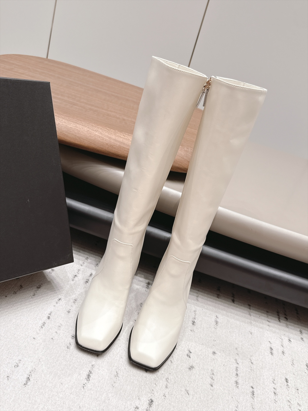 NO:958767,: 'Exclusive top version' CHANE* Xiaoxiang 26 vs the latest boots series in the early autumn counter... [Square-toe zipper high boots] Ms. Chanel loves simplicity and irresistibility. The combination shows a unique dressing style, free mix and match to shine in place and follow the fashionable pace of Grandma Jinxiang!  !  !  The top-notch craftsmanship and texture are perfectly presented. No matter any details, you can compare them with the counters. You can enter and exit the counters at will with the best quality goods!  !  Fabric: Original customized/cowhide Lining: Original customized sheepskin Foot pads: Original customized sheepskin Outsole: Original customized leather sole Heel height: 7.5cm Size: 35-39 (40-42. Customization is non-returnable) Packaging: Original full set of packaging Color: Official website updated simultaneously, boots, chanel, chanel, boots, cowhide, sheepskin19860909: 《独家顶级版本》  CHANE*小香26vs早秋专柜最新靴子系列……【方头拉链高靴】  香奈儿女士钟爱简约又难以抗拒系 搭配展现与众不同的穿搭风格、自由混搭闪耀到位跟紧香奶奶时尚步伐！！！ 顶级工艺质感完美呈现,无论任何细节均可对比专柜,最好级别的顶级货,随意进出专柜！！ 面料: 原版定制/牛皮 内里: 原版定制羊皮 垫脚: 原版定制羊皮 大底: 原版定制真皮底 跟高: 7.5cm 码数: 35-39（40-42.定制不退换） 包装:原版全套包装 颜色:官网同步更新,靴子,chanel,chanel,boots,cowhide,sheepskin,Women's Shoes