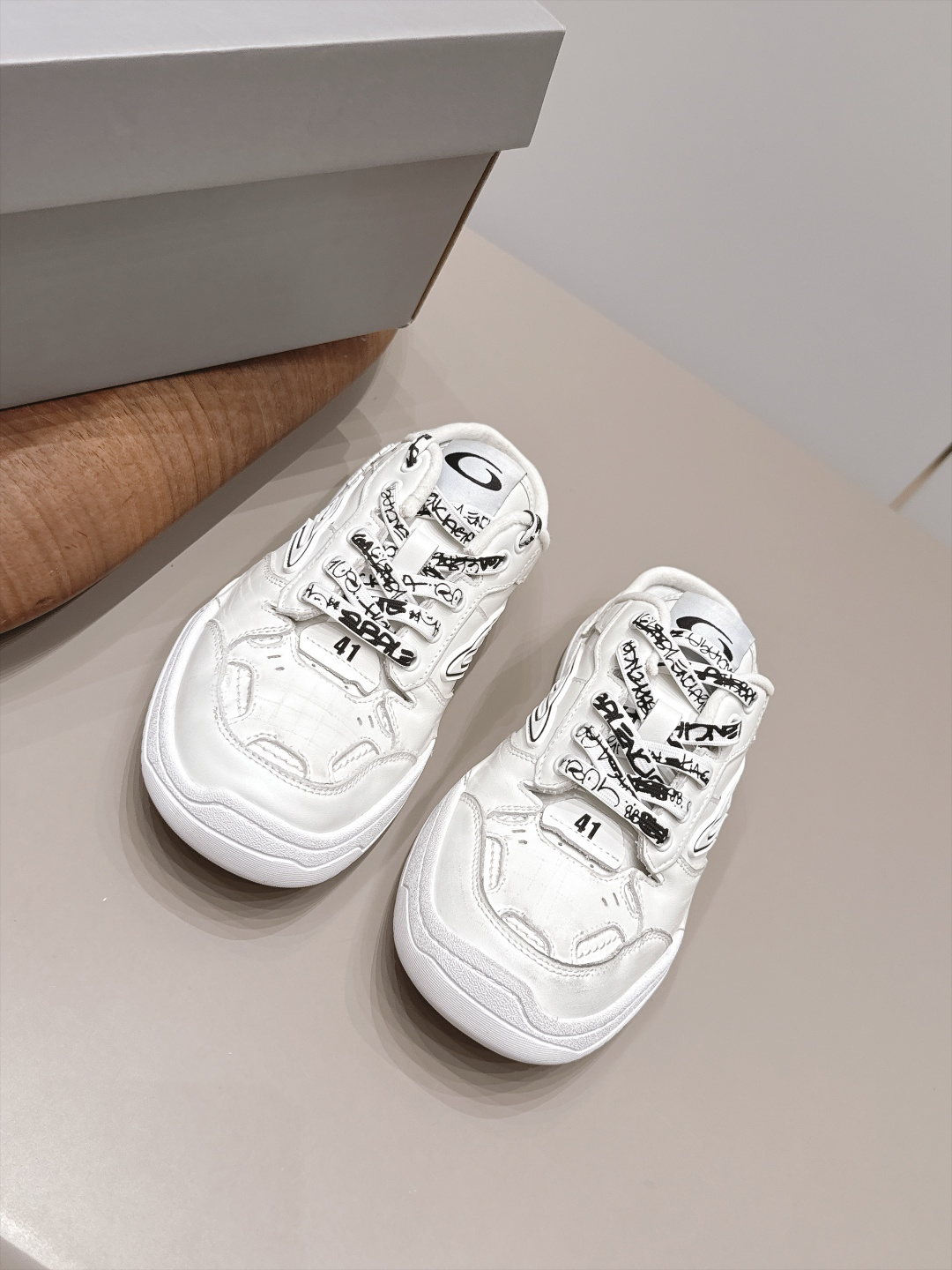 NO:958739,: Couple 'Exclusive top version' Balenciaga Balenciaga 26 vs spring and summer popular sports and leisure series... [Thick-soled half-slip casual shoes for couples] Original purchase and development, one-to-one production Balenciaga 3XL Sneaker. The overall shoe shape draws on the creative ideas of Balenciaga Track and Balenciaga Runner. It is equivalent to removing the outer frame of the Track shoe body while inheriting the streamlined shape and shape of the Runner.  Track flat toe. A pair of tied shoelaces are added to the front of the shoe for concave shape... Fabric: Original customized cowhide Lining: Original customized breathable mesh Foot pads: Original customized breathable mesh injection molding Outsole: Original open-molded TPU molded bottom Size: 35-44 (Female 41. Male 45. Customized) Packaging: Original full set of packaging  Color: Official website updated simultaneously, casual shoes/sports shoes, balenciaga, balenciaga, sneakers, cowhide19860909: 情侣《独家顶级版本》 Balenciaga巴黎世家26vs春夏爆款运动休闲系列……【情侣厚底半拖休闲鞋】 原版购入开发,一比一做货Balenciaga 3XL Sneaker 整体鞋型汲取了Balenciaga Track和Balenciaga Runner两款鞋型的创作思路 相当于把 Track鞋身的外框拆了下来 同时继承了 Runner的流线造型和 Track扁平的鞋头.在鞋面前段另加了一副绑着的的鞋带 用作凹造型…… 面料: 原版定制牛皮 内里: 原版定制透气网 垫脚: 原版定制透气网注塑成型 大底: 原版开模TPU成型底 码数: 35-44（女41.男45.定制） 包装: 原版全套包装 颜色:官网同步更新,休闲鞋/运动鞋,balenciaga,balenciaga,sneakers,cowhide,Women's Shoes