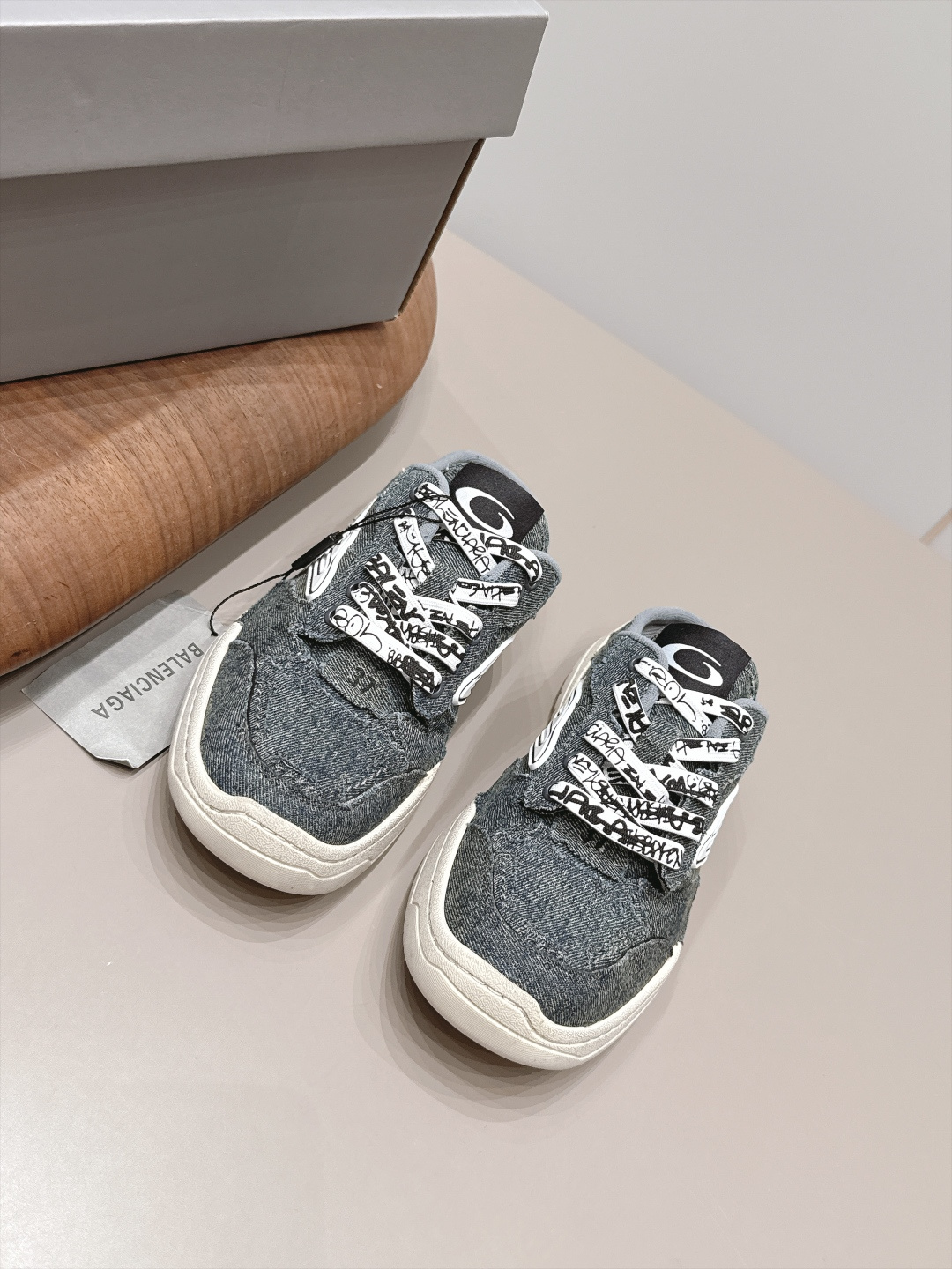 NO:958745,: Couple 'Exclusive top version' Balenciaga Balenciaga 26 vs spring and summer popular sports and leisure series... [Thick-soled half-slip casual shoes for couples] Original purchase and development, one-to-one production Balenciaga 3XL Sneaker. The overall shoe shape draws on the creative ideas of Balenciaga Track and Balenciaga Runner. It is equivalent to removing the outer frame of the Track shoe body while inheriting the streamlined shape and shape of the Runner.  Track flat toe. A pair of tied shoelaces are added to the front of the shoe for concave shape... Fabric: Original customized washed denim Lining: Original customized breathable mesh Foot pads: Original customized breathable mesh injection molding Outsole: Original open-molded TPU molded bottom Size: 35-44 (Female 41. Male 45. Customized) Packaging: Original full set of packaging  Color: official website updated simultaneously, casual shoes/sports shoes, balenciaga, balenciaga, sneakers19860909: 情侣《独家顶级版本》 Balenciaga巴黎世家26vs春夏爆款运动休闲系列……【情侣厚底半拖休闲鞋】 原版购入开发,一比一做货Balenciaga 3XL Sneaker 整体鞋型汲取了Balenciaga Track和Balenciaga Runner两款鞋型的创作思路 相当于把 Track鞋身的外框拆了下来 同时继承了 Runner的流线造型和 Track扁平的鞋头.在鞋面前段另加了一副绑着的的鞋带 用作凹造型…… 面料: 原版定制水洗牛仔布 内里: 原版定制透气网 垫脚: 原版定制透气网注塑成型 大底: 原版开模TPU成型底 码数: 35-44（女41.男45.定制） 包装: 原版全套包装 颜色:官网同步更新,休闲鞋/运动鞋,balenciaga,balenciaga,sneakers,Women's Shoes