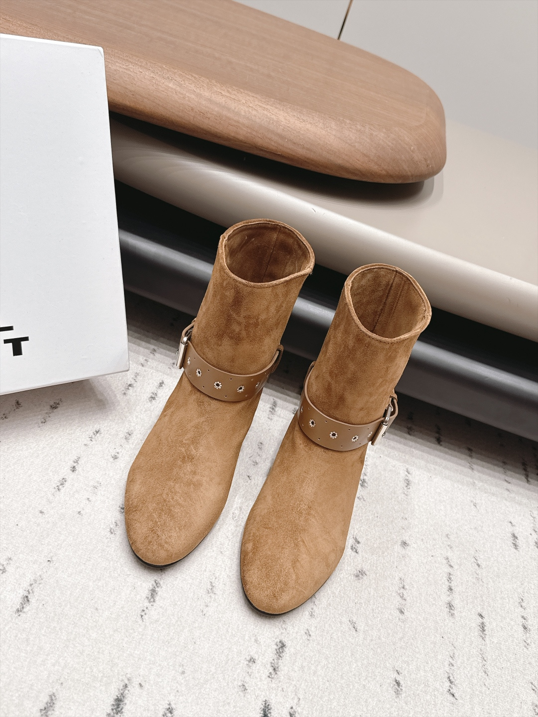 NO:958755,: 'Exclusive top version' isabel marant/Isabel 26 vs early autumn's latest popular boots series... [Round-toe retro slip-on short boots] Marant mixes the past and the future, 'interweaves the unique features of the three cultures of Africa, Indians, and Antilles. A French brand with exclusive heavy embroidery, pure and heavy craftsmanship, version output... Fabric: Original custom/cow lining: Original custom sheepskin Foot: Original custom sheepskin Outsole:  Original customized genuine leather sole Heel height: 2.5cm Size: 35-39 (40. Customization is non-returnable) Packaging: Original full set of packaging Color: Official simultaneous update, boots, boots, sheepskin19860909: 《独家顶级版本》 isabel marant/伊莎贝尔26vs早秋最新爆款靴子系列…【圆头复古一脚蹬短靴】 玛兰混合过去与将来'交织出非洲,印第安,安第列斯三种文化的独特风貌的一个法国品牌独家重工刺绣,纯正重工艺,对版输出…… 面料: 原版定制/牛猄 内里: 原版定制羊皮 垫脚: 原版定制羊皮 大底: 原版定制真皮底 跟高: 2.5cm 码数: 35-39（40.定做不退换） 包装:原版全套包装 颜色:官方同步更新,靴子,boots,sheepskin,Women's Shoes