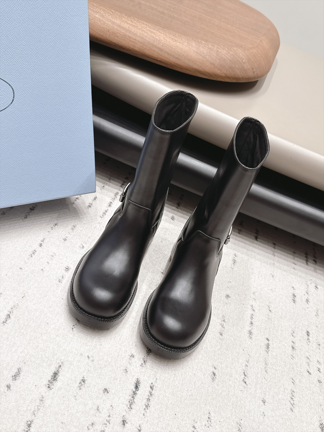 NO:958715,: 'Exclusive top version' PRAD*A 2026 vs early autumn new boots series... [Round-toe slip-on short boots] Newly launched, this thick sole has a high export rate in European and American street photos. It is also very popular on Instagram. I adjusted the shoe last for a month to keep the smoothness of the overall line consistent with the original version. It is really attractive. I believe women with taste will fall in love with it. The PRAD*A series will never disappoint, the goddess's weapon... Fabric:  Original customized/cow leather Lining: Original customized sheepskin Foot: Original customized sheepskin Outsole: Original customized non-slip combination sole Heel height: 4cm Size: 35-39 (40.41. Customized non-refundable) Packaging: Original full set of packaging Color: Official website updated simultaneously, boots, prada, boots, cowhide, sheepskin19860909: 《独家顶级版本》 PRAD*A2026vs早秋新款靴子系列……【圆头一脚蹬短靴】 新款上架这款厚底在欧美街拍中出境率超高,ins也是火了一把,调鞋楦都调了一个月整体线条流畅性保持跟原版一致,真的太有魅力了,我相信有品味的女人会看上它,PRAD*A系列一向不会令人失望,女神的利器…… 面料: 原版定制/牛皮 内里: 原版定制羊皮 垫脚: 原版定制羊皮 大底: 原版定制防滑组合底 跟高: 4cm 码数: 35-39（40.41.定做不退换） 包装: 原版全套包装 颜色:官网同步更新,靴子,prada,boots,cowhide,sheepskin,Women's Shoes