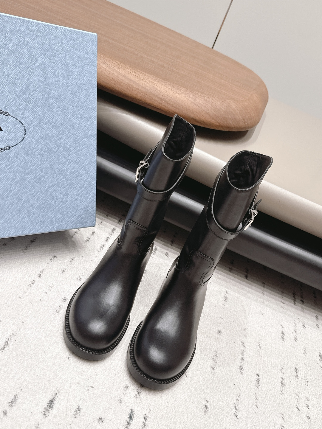 NO:958730,: 'Exclusive top version' PRAD*A 2026 vs early autumn new boots series... [Round-toe slip-on short boots] Newly launched, this thick sole has a high export rate in European and American street photos. It is also very popular on Instagram. I adjusted the shoe last for a month to keep the smoothness of the overall line consistent with the original version. It is really attractive. I believe women with taste will fall in love with it. The PRAD*A series will never disappoint, the goddess's weapon... Fabric:  Original customized/cow leather Lining: Original customized sheepskin Foot: Original customized sheepskin Outsole: Original customized non-slip combination sole Heel height: 4cm Size: 35-39 (40.41. Customized non-refundable) Packaging: Original full set of packaging Color: Official website updated simultaneously, boots, prada, boots, cowhide, sheepskin19860909: 《独家顶级版本》 PRAD*A2026vs早秋新款靴子系列……【圆头一脚蹬短靴】 新款上架这款厚底在欧美街拍中出境率超高,ins也是火了一把,调鞋楦都调了一个月整体线条流畅性保持跟原版一致,真的太有魅力了,我相信有品味的女人会看上它,PRAD*A系列一向不会令人失望,女神的利器…… 面料: 原版定制/牛皮 内里: 原版定制羊皮 垫脚: 原版定制羊皮 大底: 原版定制防滑组合底 跟高: 4cm 码数: 35-39（40.41.定做不退换） 包装: 原版全套包装 颜色:官网同步更新,靴子,prada,boots,cowhide,sheepskin,Women's Shoes