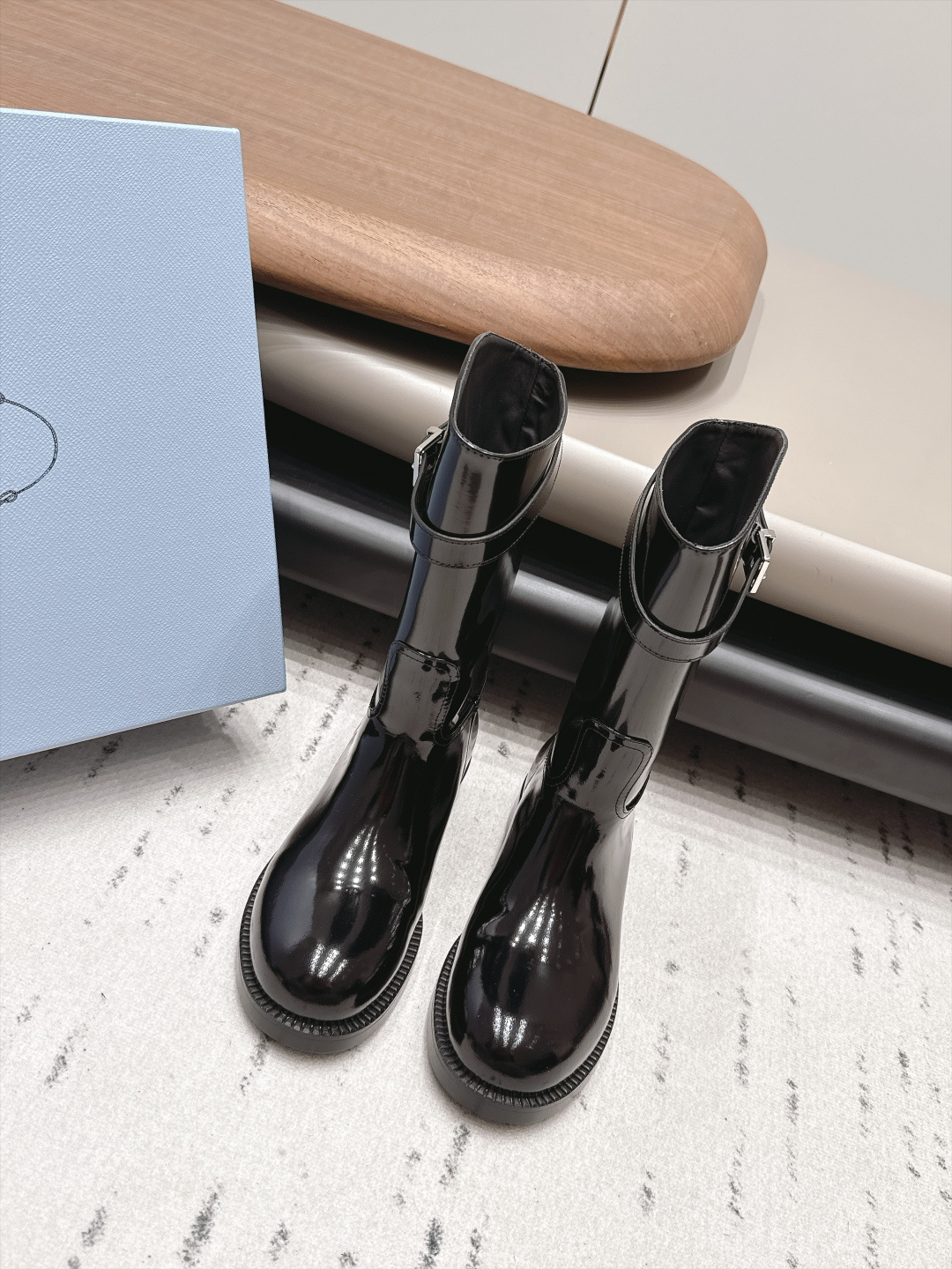 NO:958723,: 'Exclusive top version' PRAD*A 2026 vs early autumn new boots series... [Round-toe slip-on short boots] Newly launched, this thick sole has a high export rate in European and American street photos. It is also very popular on Instagram. I adjusted the shoe last for a month to keep the smoothness of the overall line consistent with the original version. It is really attractive. I believe women with taste will fall in love with it. The PRAD*A series will never disappoint, the goddess's weapon... Fabric:  Original customized/open-edge beaded cowhide Lining: Original customized sheepskin Foot pads: Original customized sheepskin Outsole: Original customized non-slip combination sole Heel height: 4cm Size: 35-39 (40.41. Customized, non-refundable) Packaging: Original full set of packaging Color: Official website updated simultaneously, boots, prada, boots, cowhide, sheepskin19860909: 《独家顶级版本》 PRAD*A2026vs早秋新款靴子系列……【圆头一脚蹬短靴】 新款上架这款厚底在欧美街拍中出境率超高,ins也是火了一把,调鞋楦都调了一个月整体线条流畅性保持跟原版一致,真的太有魅力了,我相信有品味的女人会看上它,PRAD*A系列一向不会令人失望,女神的利器…… 面料: 原版定制/开边珠牛皮 内里: 原版定制羊皮 垫脚: 原版定制羊皮 大底: 原版定制防滑组合底 跟高: 4cm 码数: 35-39（40.41.定做不退换） 包装: 原版全套包装 颜色:官网同步更新,靴子,prada,boots,cowhide,sheepskin,Women's Shoes