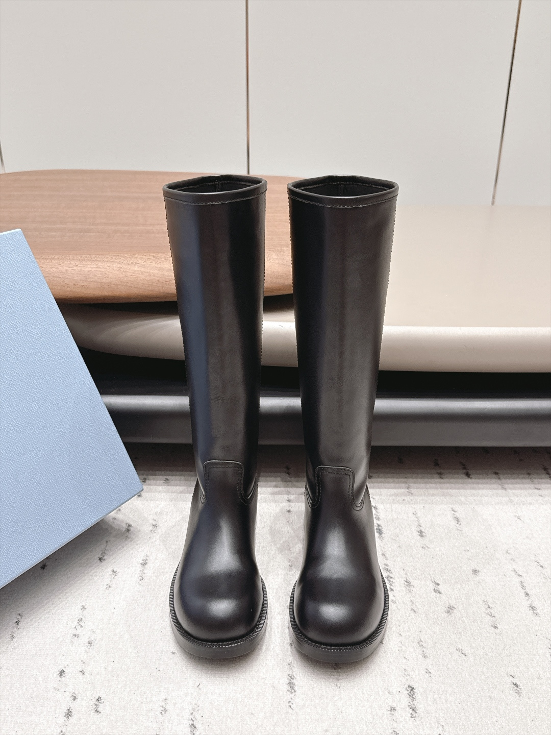 NO:958729,: 'Exclusive top version' PRAD*A2026 vs early autumn new boots series... [Round-toe one-leg high boots] Newly launched, this thick sole has a high export rate in European and American street photos. It is also very popular on Instagram. I adjusted the shoe last for a month to keep the smoothness of the overall line consistent with the original version. It is really attractive. I believe women with taste will fall in love with it. The PRAD*A series will never disappoint, the goddess's weapon... Fabric:  Original customized/cow leather Lining: Original customized sheepskin Foot: Original customized sheepskin Outsole: Original customized non-slip combination sole Heel height: 4cm Size: 35-39 (40.41. Customized non-refundable) Packaging: Original full set of packaging Color: Official website updated simultaneously, boots, prada, boots, cowhide, sheepskin19860909: 《独家顶级版本》 PRAD*A2026vs早秋新款靴子系列……【圆头一脚蹬高靴】 新款上架这款厚底在欧美街拍中出境率超高,ins也是火了一把,调鞋楦都调了一个月整体线条流畅性保持跟原版一致,真的太有魅力了,我相信有品味的女人会看上它,PRAD*A系列一向不会令人失望,女神的利器…… 面料: 原版定制/牛皮 内里: 原版定制羊皮 垫脚: 原版定制羊皮 大底: 原版定制防滑组合底 跟高: 4cm 码数: 35-39（40.41.定做不退换） 包装: 原版全套包装 颜色:官网同步更新,靴子,prada,boots,cowhide,sheepskin,Women's Shoes