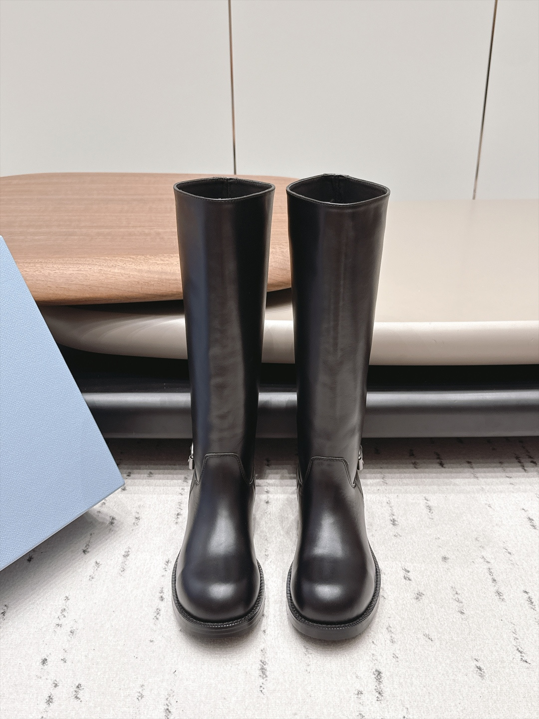NO:958741,: 'Exclusive top version' PRAD*A2026 vs early autumn new boots series... [Round-toe one-leg high boots] Newly launched, this thick sole has a high export rate in European and American street photos. It is also very popular on Instagram. I adjusted the shoe last for a month to keep the smoothness of the overall line consistent with the original version. It is really attractive. I believe women with taste will fall in love with it. The PRAD*A series will never disappoint, the goddess's weapon... Fabric:  Original customized/cow leather Lining: Original customized sheepskin Foot: Original customized sheepskin Outsole: Original customized non-slip combination sole Heel height: 4cm Size: 35-39 (40.41. Customized non-refundable) Packaging: Original full set of packaging Color: Official website updated simultaneously, boots, prada, boots, cowhide, sheepskin19860909: 《独家顶级版本》 PRAD*A2026vs早秋新款靴子系列……【圆头一脚蹬高靴】 新款上架这款厚底在欧美街拍中出境率超高,ins也是火了一把,调鞋楦都调了一个月整体线条流畅性保持跟原版一致,真的太有魅力了,我相信有品味的女人会看上它,PRAD*A系列一向不会令人失望,女神的利器…… 面料: 原版定制/牛皮 内里: 原版定制羊皮 垫脚: 原版定制羊皮 大底: 原版定制防滑组合底 跟高: 4cm 码数: 35-39（40.41.定做不退换） 包装: 原版全套包装 颜色:官网同步更新,靴子,prada,boots,cowhide,sheepskin,Women's Shoes