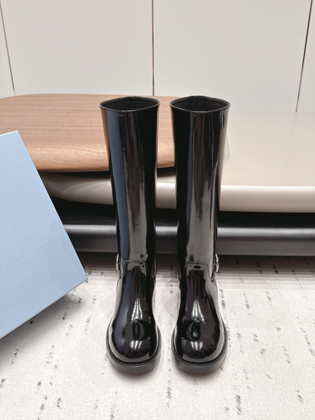 NO:958735,: 'Exclusive top version' PRAD*A2026 vs early autumn new boots series... [Round-toe one-leg high boots] Newly launched, this thick sole has a high export rate in European and American street photos. It is also very popular on Instagram. I adjusted the shoe last for a month to keep the smoothness of the overall line consistent with the original version. It is really attractive. I believe women with taste will fall in love with it. The PRAD*A series will never disappoint, the goddess's weapon... Fabric:  Original customized/open-edge beaded cowhide Lining: Original customized sheepskin Foot pads: Original customized sheepskin Outsole: Original customized non-slip combination sole Heel height: 4cm Size: 35-39 (40.41. Customized, non-refundable) Packaging: Original full set of packaging Color: Official website updated simultaneously, boots, prada, boots, cowhide, sheepskin19860909: 《独家顶级版本》 PRAD*A2026vs早秋新款靴子系列……【圆头一脚蹬高靴】 新款上架这款厚底在欧美街拍中出境率超高,ins也是火了一把,调鞋楦都调了一个月整体线条流畅性保持跟原版一致,真的太有魅力了,我相信有品味的女人会看上它,PRAD*A系列一向不会令人失望,女神的利器…… 面料: 原版定制/开边珠牛皮 内里: 原版定制羊皮 垫脚: 原版定制羊皮 大底: 原版定制防滑组合底 跟高: 4cm 码数: 35-39（40.41.定做不退换） 包装: 原版全套包装 颜色:官网同步更新,靴子,prada,boots,cowhide,sheepskin,Women's Shoes