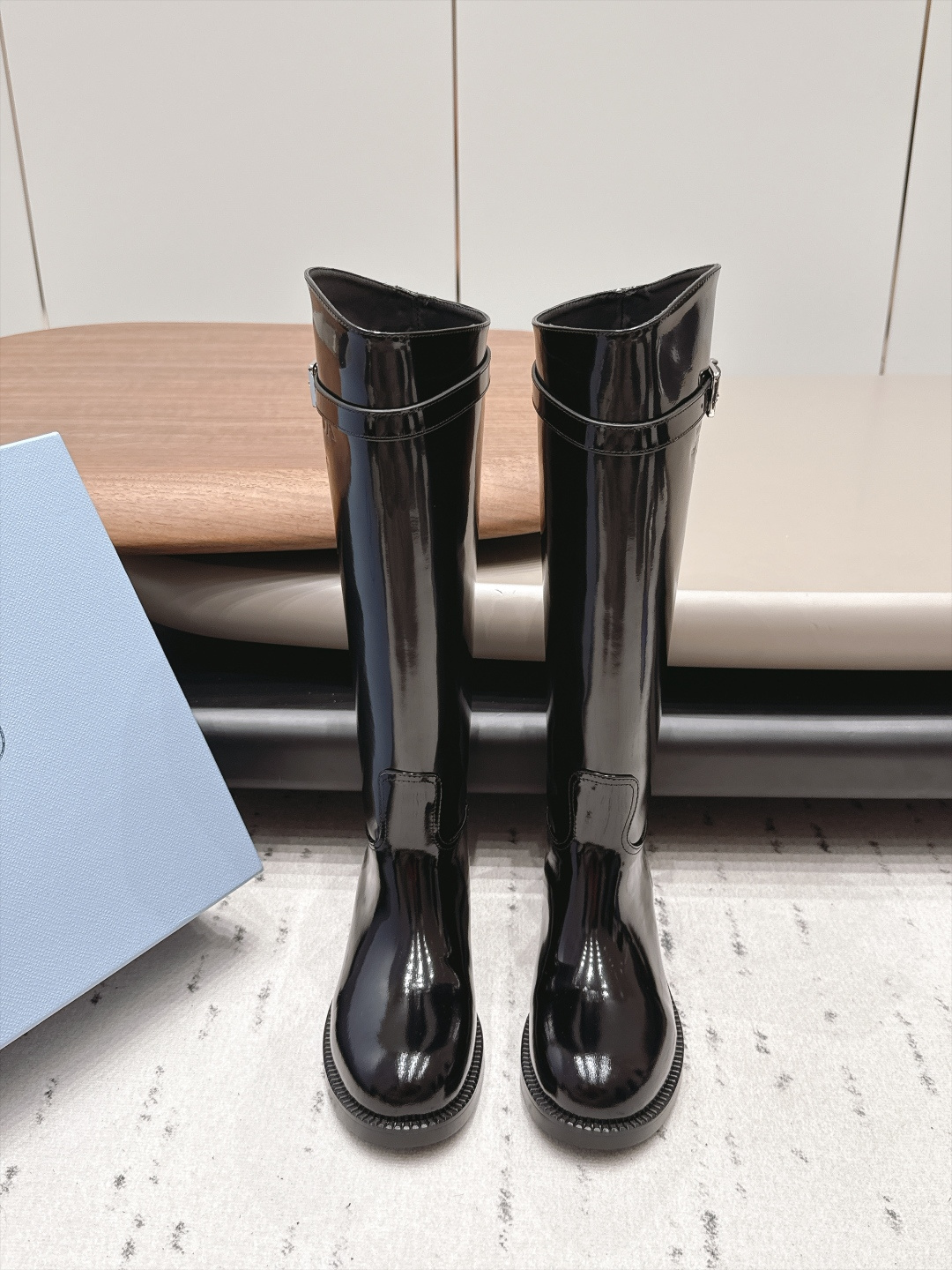 NO:958747,: 'Exclusive top version' PRAD*A2026 vs early autumn new boots series... [Round-toe one-leg high boots] Newly launched, this thick sole has a high export rate in European and American street photos. It is also very popular on Instagram. I adjusted the shoe last for a month to keep the smoothness of the overall line consistent with the original version. It is really attractive. I believe women with taste will fall in love with it. The PRAD*A series will never disappoint, the goddess's weapon... Fabric:  Original customized/open-edge beaded cowhide Lining: Original customized sheepskin Foot pads: Original customized sheepskin Outsole: Original customized non-slip combination sole Heel height: 4cm Size: 35-39 (40.41. Customized, non-refundable) Packaging: Original full set of packaging Color: Official website updated simultaneously, boots, prada, boots, cowhide, sheepskin19860909: 《独家顶级版本》 PRAD*A2026vs早秋新款靴子系列……【圆头一脚蹬高靴】 新款上架这款厚底在欧美街拍中出境率超高,ins也是火了一把,调鞋楦都调了一个月整体线条流畅性保持跟原版一致,真的太有魅力了,我相信有品味的女人会看上它,PRAD*A系列一向不会令人失望,女神的利器…… 面料: 原版定制/开边珠牛皮 内里: 原版定制羊皮 垫脚: 原版定制羊皮 大底: 原版定制防滑组合底 跟高: 4cm 码数: 35-39（40.41.定做不退换） 包装: 原版全套包装 颜色:官网同步更新,靴子,prada,boots,cowhide,sheepskin,Women's Shoes