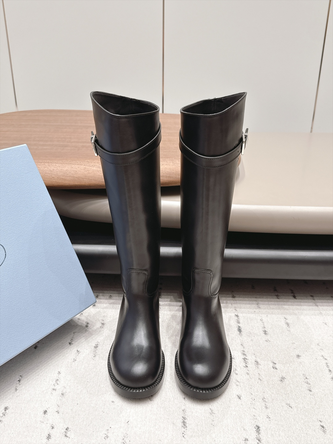 NO:958754,: 'Exclusive top version' PRAD*A2026 vs early autumn new boots series... [Round-toe one-leg high boots] Newly launched, this thick sole has a high export rate in European and American street photos. It is also very popular on Instagram. I adjusted the shoe last for a month to keep the smoothness of the overall line consistent with the original version. It is really attractive. I believe women with taste will fall in love with it. The PRAD*A series will never disappoint, the goddess's weapon... Fabric:  Original customized/cow leather Lining: Original customized sheepskin Foot: Original customized sheepskin Outsole: Original customized non-slip combination sole Heel height: 4cm Size: 35-39 (40.41. Customized non-refundable) Packaging: Original full set of packaging Color: Official website updated simultaneously, boots, prada, boots, cowhide, sheepskin19860909: 《独家顶级版本》 PRAD*A2026vs早秋新款靴子系列……【圆头一脚蹬高靴】 新款上架这款厚底在欧美街拍中出境率超高,ins也是火了一把,调鞋楦都调了一个月整体线条流畅性保持跟原版一致,真的太有魅力了,我相信有品味的女人会看上它,PRAD*A系列一向不会令人失望,女神的利器…… 面料: 原版定制/牛皮 内里: 原版定制羊皮 垫脚: 原版定制羊皮 大底: 原版定制防滑组合底 跟高: 4cm 码数: 35-39（40.41.定做不退换） 包装: 原版全套包装 颜色:官网同步更新,靴子,prada,boots,cowhide,sheepskin,Women's Shoes