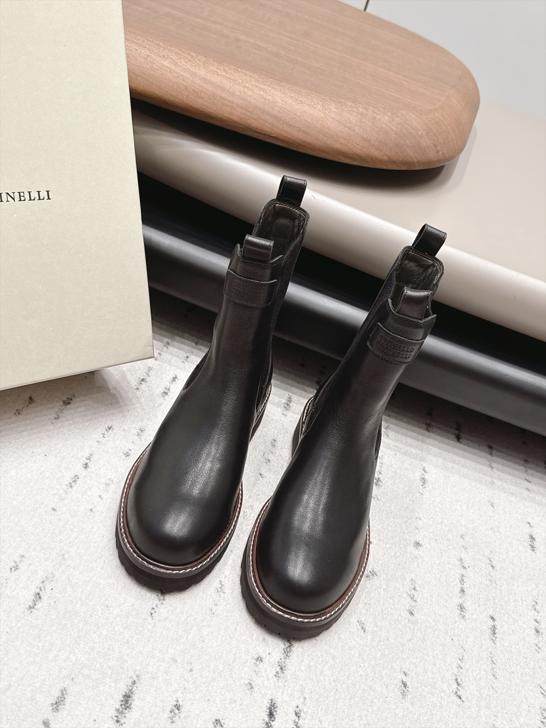 NO:958736,'Exclusive Top Edition' BrunelloCucinell*·BC 26vs early autumn new boots series... Round-toe shoes have always been very feminine, elegant, refined, not hasty or slow, and have a kind of temperament that many loafers cannot match. But if pointed-toe high-heeled shoes are tired after being worn for a long time, then a pair of square-toe flat shoes that are easy to wear and look good are just needed. Imported cowhide, fine leather, foot feel is very important. Needless to say, no need to say more. Women understand the importance of a good pair of shoes.  To avoid all kinds of friction and wear on your feet, a delicate texture is a must... Fabric: Original customized/cow leather Lining: Original customized sheepskin Foot pads: Original customized sheepskin Outsole: Original open-molded TPU foam combination sole Heel height: 3.5cm Size: 35-39 (40.41.42 customization is not returnable) Packaging: Original full set of packaging Color: Official website updated simultaneously, boots, brunello  cucinelli,loafers,boots,flats,high heels,cowhide,sheepskin19860909《独家顶级版》BrunelloCucinell*·BC 26vs早秋新款靴子系列… 圆头鞋一贯是很有女人味的 优雅 精致不急不缓 是有一种气质的这是很多乐福鞋比拟不了的 但是如果尖头高跟鞋穿久了累 那么一双好穿好看的方头平底鞋就是刚需了 进口牛皮 皮质细腻 脚感很重要 这个不需要多说 女人太懂一双好鞋的重要性了 避免各种摩擦磨脚 细腻的质感就是必须要有的… 面料: 原版定制/牛皮 内里: 原版定制羊皮 垫脚: 原版定制羊皮 大底: 原版开模TPU发泡组合底 跟高: 3.5cm 码数: 35-39（40.41.42定制不退换） 包装: 原版全套包装 颜色:官网同步更新,靴子,brunello cucinelli,loafers,boots,flats,high heels,cowhide,sheepskin,Women's Shoes