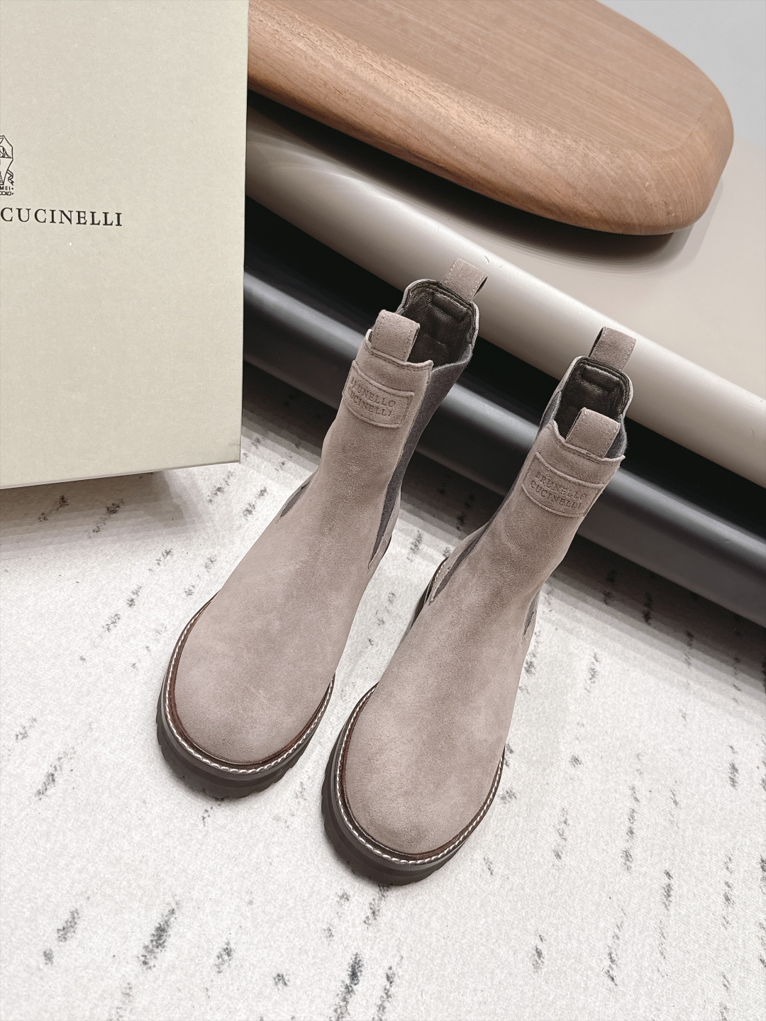 NO:958742,'Exclusive Top Edition' BrunelloCucinell*·BC 26vs early autumn new boots series... Round-toe shoes have always been very feminine, elegant, refined, not hasty or slow, and have a kind of temperament that many loafers cannot match. But if pointed-toe high-heeled shoes are tired after being worn for a long time, then a pair of square-toe flat shoes that are easy to wear and look good are just needed. Imported cowhide, fine leather, foot feel is very important. Needless to say, no need to say more. Women understand the importance of a good pair of shoes.  To avoid all kinds of friction and wear on your feet, a delicate texture is a must... Fabric: Original customized/suede Lining: Original customized sheepskin Foot pads: Original customized sheepskin Outsole: Original open-molded TPU foam combination sole Heel height: 3.5cm Code number: 35-39 (40.41.42 customized non-returnable) Packaging: Original full set of packaging Color: Official website updated simultaneously, boots, brunello  cucinelli,loafers,boots,flats,high heels,cowhide,sheepskin,chamois leather19860909《独家顶级版》BrunelloCucinell*·BC 26vs早秋新款靴子系列… 圆头鞋一贯是很有女人味的 优雅 精致不急不缓 是有一种气质的这是很多乐福鞋比拟不了的 但是如果尖头高跟鞋穿久了累 那么一双好穿好看的方头平底鞋就是刚需了 进口牛皮 皮质细腻 脚感很重要 这个不需要多说 女人太懂一双好鞋的重要性了 避免各种摩擦磨脚 细腻的质感就是必须要有的… 面料: 原版定制/麂皮 内里: 原版定制羊皮 垫脚: 原版定制羊皮 大底: 原版开模TPU发泡组合底 跟高: 3.5cm 码数: 35-39（40.41.42定制不退换） 包装: 原版全套包装 颜色:官网同步更新,靴子,brunello cucinelli,loafers,boots,flats,high heels,cowhide,sheepskin,chamois leather,Women's Shoes