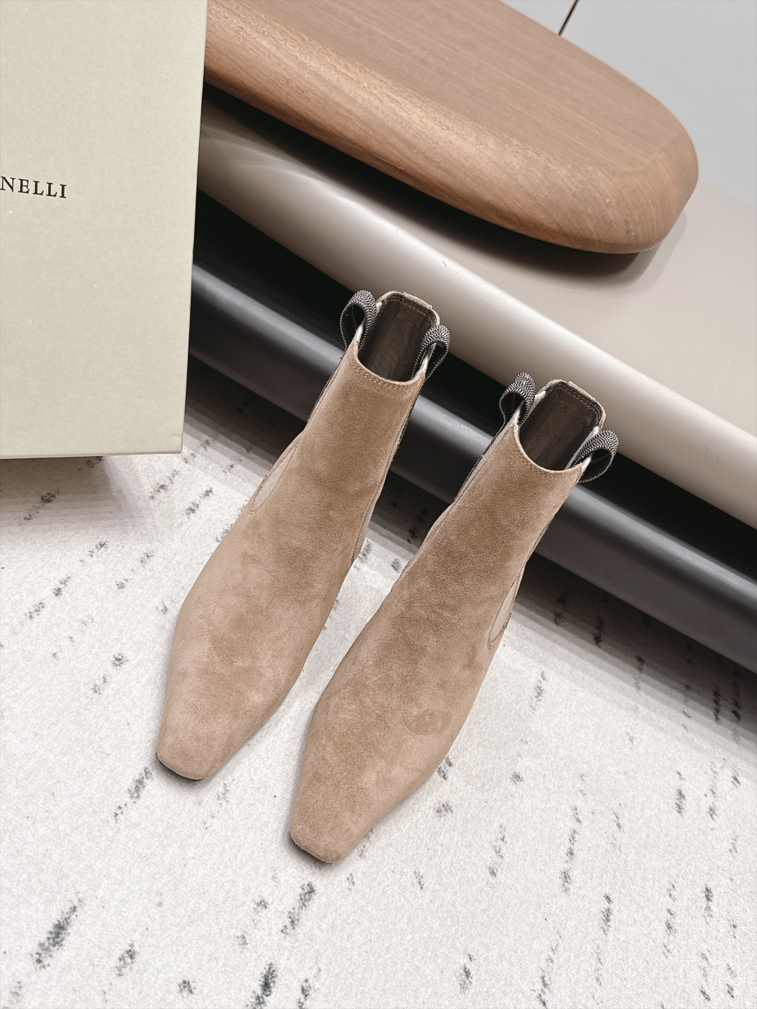 NO:958748,'Exclusive Top Edition' BrunelloCucinell*·BC 26vs early autumn new boots series... Round-toe shoes have always been very feminine, elegant, refined, not hasty or slow, and have a kind of temperament that many loafers cannot match. But if pointed-toe high-heeled shoes are tired after being worn for a long time, then a pair of square-toe flat shoes that are easy to wear and look good are just needed. Imported cowhide, fine leather, foot feel is very important. Needless to say, no need to say more. Women understand the importance of a good pair of shoes.  To avoid all kinds of friction and wear on your feet, a delicate texture is a must... Fabric: Original customized/suede Lining: Original customized sheepskin Foot pads: Original customized sheepskin Outsole: Original customized leather sole Heel height: 8cm Size: 35-39 (40.41.42 customized non-refundable) Packaging: Original full set of packaging Color: Official website updated simultaneously, boots, brunello  cucinelli,loafers,boots,flats,high heels,cowhide,sheepskin,chamois leather19860909《独家顶级版》BrunelloCucinell*·BC 26vs早秋新款靴子系列… 圆头鞋一贯是很有女人味的 优雅 精致不急不缓 是有一种气质的这是很多乐福鞋比拟不了的 但是如果尖头高跟鞋穿久了累 那么一双好穿好看的方头平底鞋就是刚需了 进口牛皮 皮质细腻 脚感很重要 这个不需要多说 女人太懂一双好鞋的重要性了 避免各种摩擦磨脚 细腻的质感就是必须要有的… 面料: 原版定制/麂皮 内里: 原版定制羊皮 垫脚: 原版定制羊皮 大底: 原版定制真皮底 跟高: 8cm 码数: 35-39（40.41.42定制不退换） 包装: 原版全套包装 颜色:官网同步更新,靴子,brunello cucinelli,loafers,boots,flats,high heels,cowhide,sheepskin,chamois leather,Women's Shoes