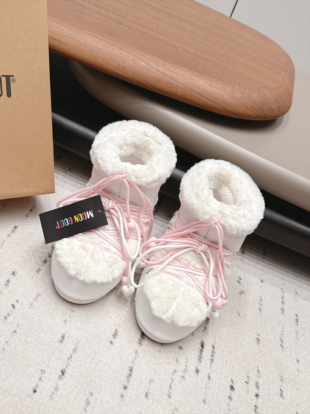 Женские угги Moon Boot с белым верхом и розовыми шнурками