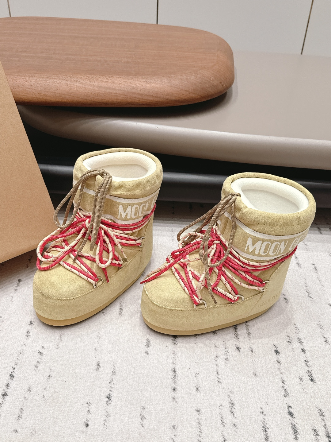Женские угги Moon Boot с красными шнурками