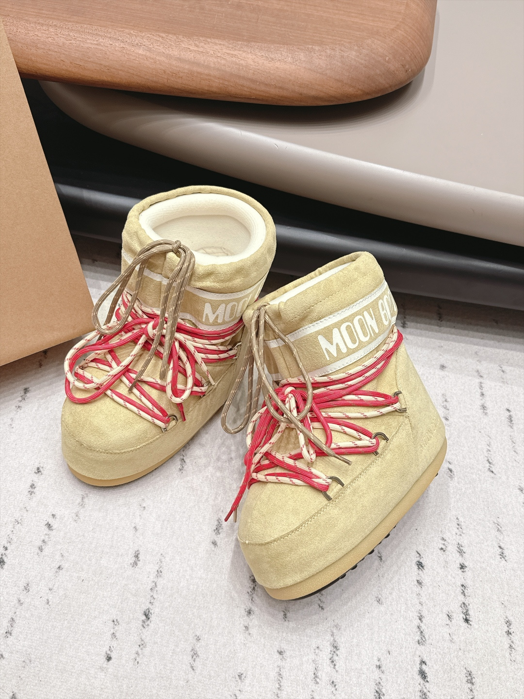 Женские угги Moon Boot с красными шнурками