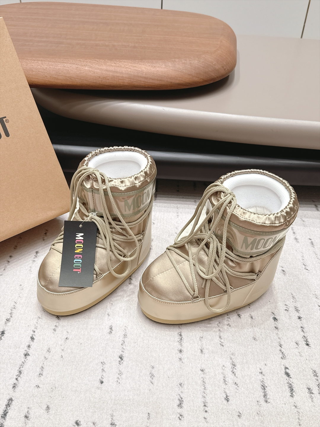 Женские угги Moon Boot золотистого цвета