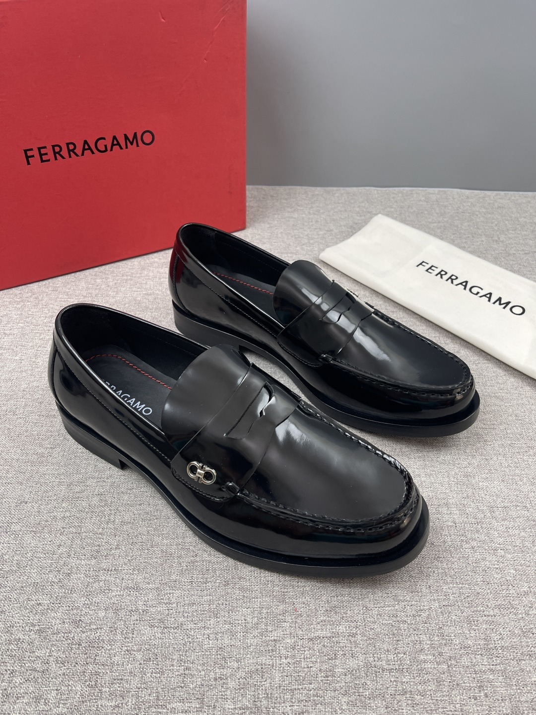 NO:345347,Ferragamo Gancini buckles and moccasin shoes. This men's loafer is exquisite and gorgeous, with a shiny patent leather upper showing the urban style. The almond-shaped toe reveals a fashionable style, with three-dimensional stitching around the upper, and contrasting cylindrical piping showing uniqueness. Shoe shape. The shoes are exquisitely crafted, grosgrain ribbon and metallic Gancio buckles add classic charm, complementing the contrasting red village. It is equipped with a delicate leather sole, imported cowhide upper + cowhide inner + genuine leather sole Size: 39-44 (customized by 38.45.46), ferragamo, ferragamo, loafers, cowhide, Leather soles19860909批.Ferragamo菲拉格慕Gancini扣饰莫卡辛鞋.这款男士乐福鞋精致华美,闪亮漆皮鞋面彰显都会格调.杏仁形鞋头展露时尚风范,鞋帮周围饰有立体缝线,撞色筒状滚边彰显别致 鞋型.鞋履做工精湛,罗缎缎带和金属感Gancio扣饰增添经典韵味,与撞色红色村里相得益彰.配以纤巧的皮革鞋底,进口牛皮鞋面+牛皮内里+真皮大底 Size:39-44(38.45.46定制）,,ferragamo,ferragamo,loafers,cowhide,Leather soles,Men's shoes