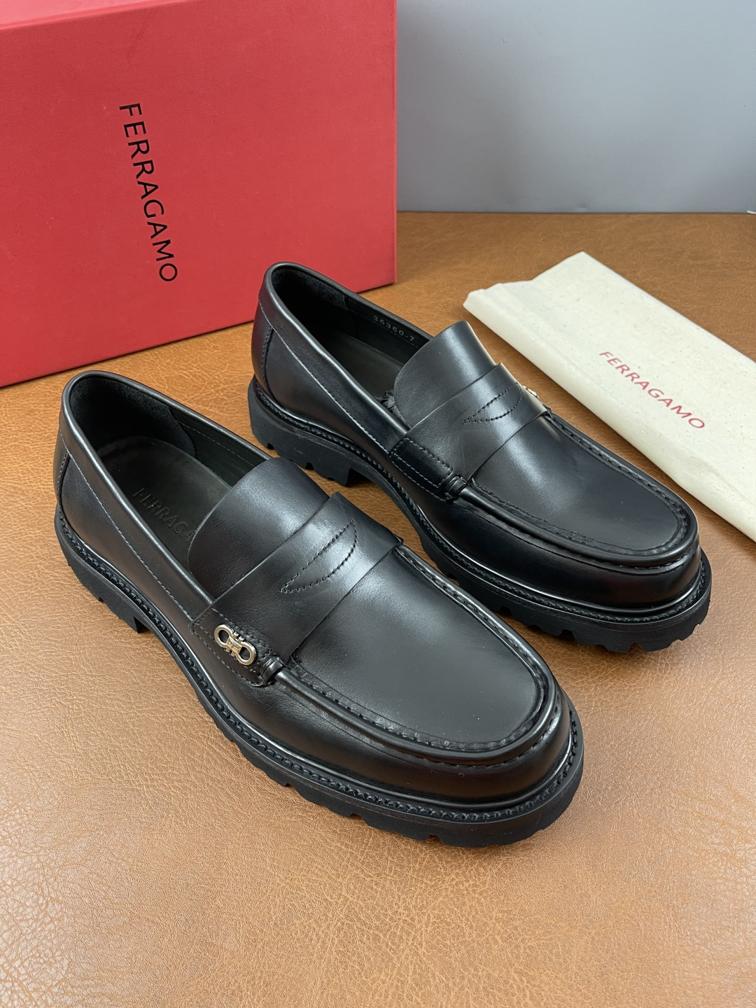 NO:345295,Ferragamo high-end men's formal wear shoes, casual leather shoes, gentleman's perfect experience, a must-have for handsome men, top layer cowhide upper, leather texture, calfskin breathable inner, anti-slip rubber sole, and detailed work!  , Size39-44 (customized by z38.45.46), , ferragamo, cowhide19860909Ferragamo高端男士正装鞋休闲皮鞋,绅士臻享 型男必备 头层牛皮鞋面 皮质质感一览无余 小牛皮透气内里,防滑橡胶底,细节精工细作！ 、Size39-44（z38.45.46定做）,,ferragamo,cowhide,Men's shoes