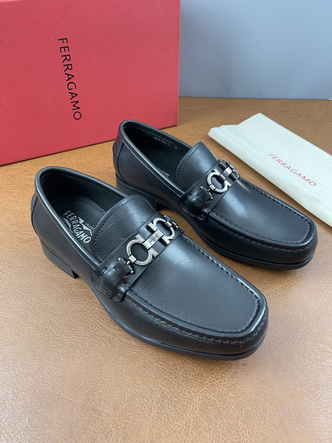 NO:345331,Ferragam's new men's driving shoes, the fabric is fully imported cowhide, visible texture, heavy industry car line, inner lining dye calf leather, standard logo cowhide foot pad, big brand experience, soft and comfortable on the feet, men's perfect, special anti-slip wear-resistant rubber sole, easy to control various occasions, equipped with original box packaging!  ,Size39-44 (38.45 customized), ,ferragamo,ferragamo,cowhide19860909Ferragam菲拉格慕新款男士驾车鞋,面料采用全进口牛皮,看得见的质感,重工车线,内里本染小牛皮,标配logo牛皮垫脚,大牌体验,上脚柔软舒适,男士臻享,专用防滑耐磨橡胶鞋底,轻松驾驭各种场合,配原盒包装！ ,Size39-44（38.45定做）,,ferragamo,ferragamo,cowhide,Men's shoes